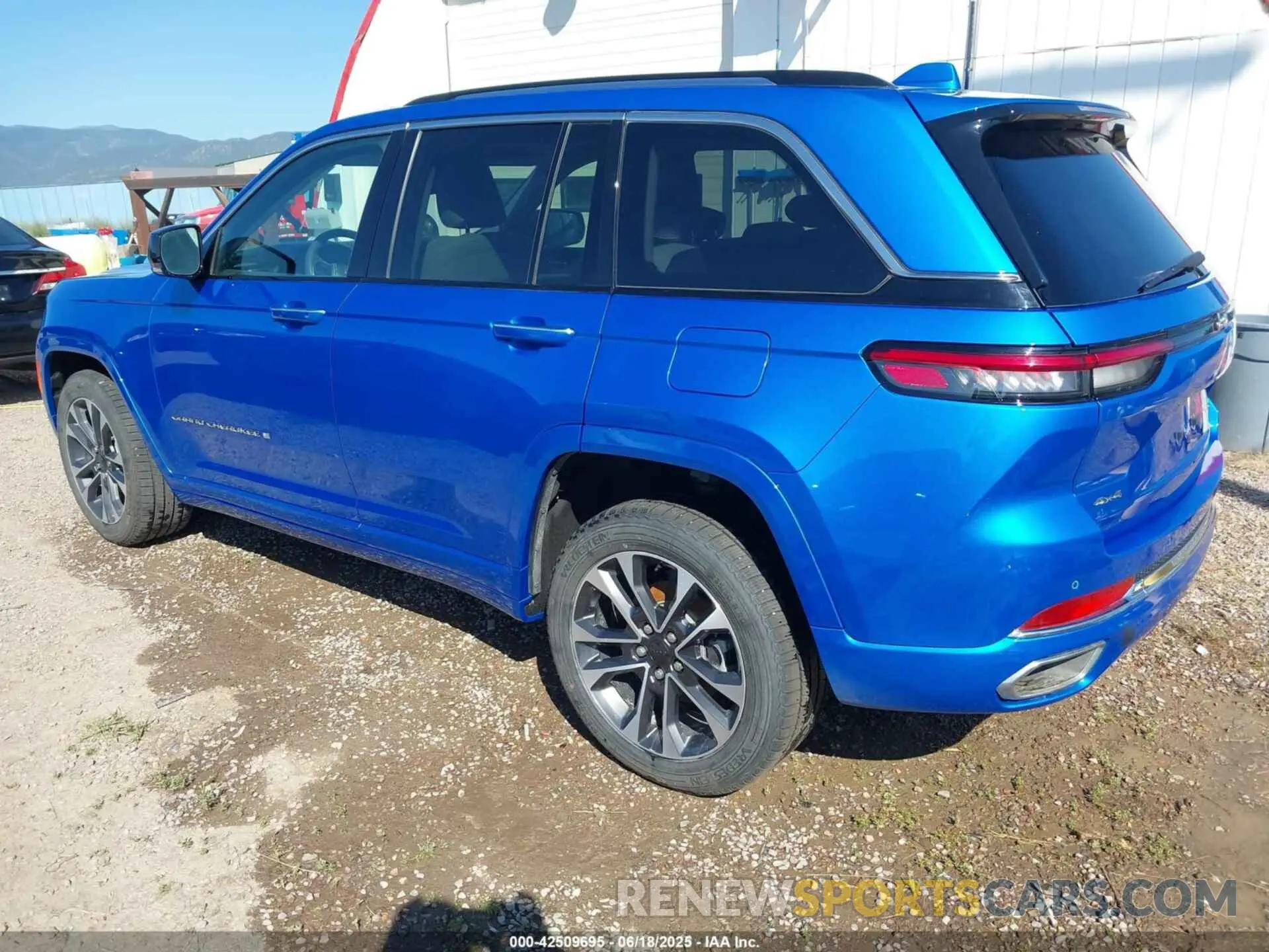 3 Photograph of a damaged car 1C4RJHDG4P8741175 JEEP GRAND CHEROKEE 2023