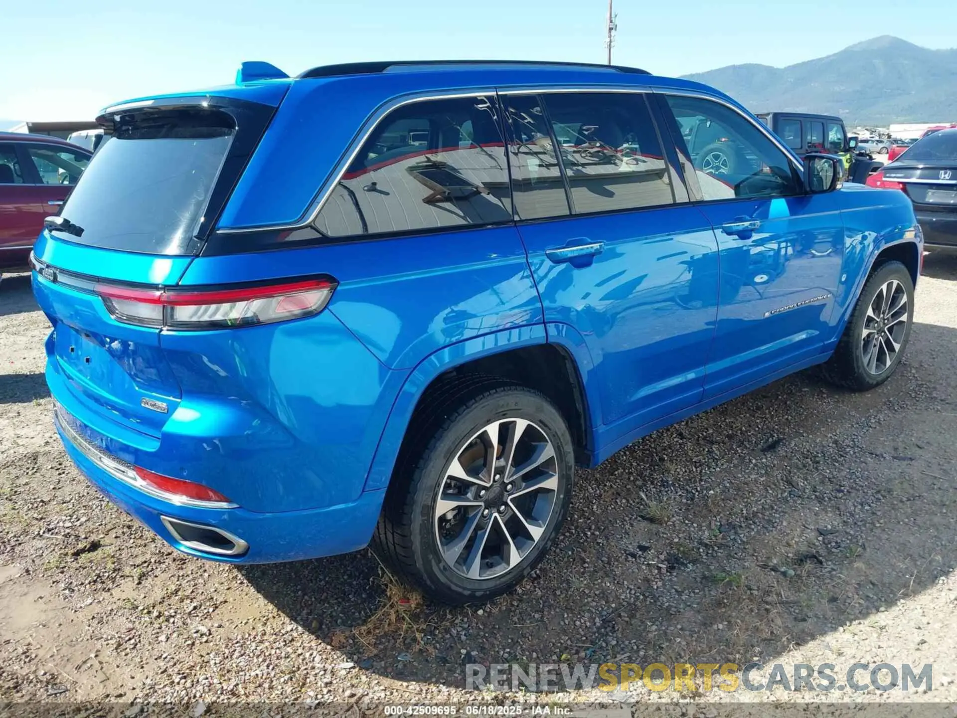 4 Photograph of a damaged car 1C4RJHDG4P8741175 JEEP GRAND CHEROKEE 2023
