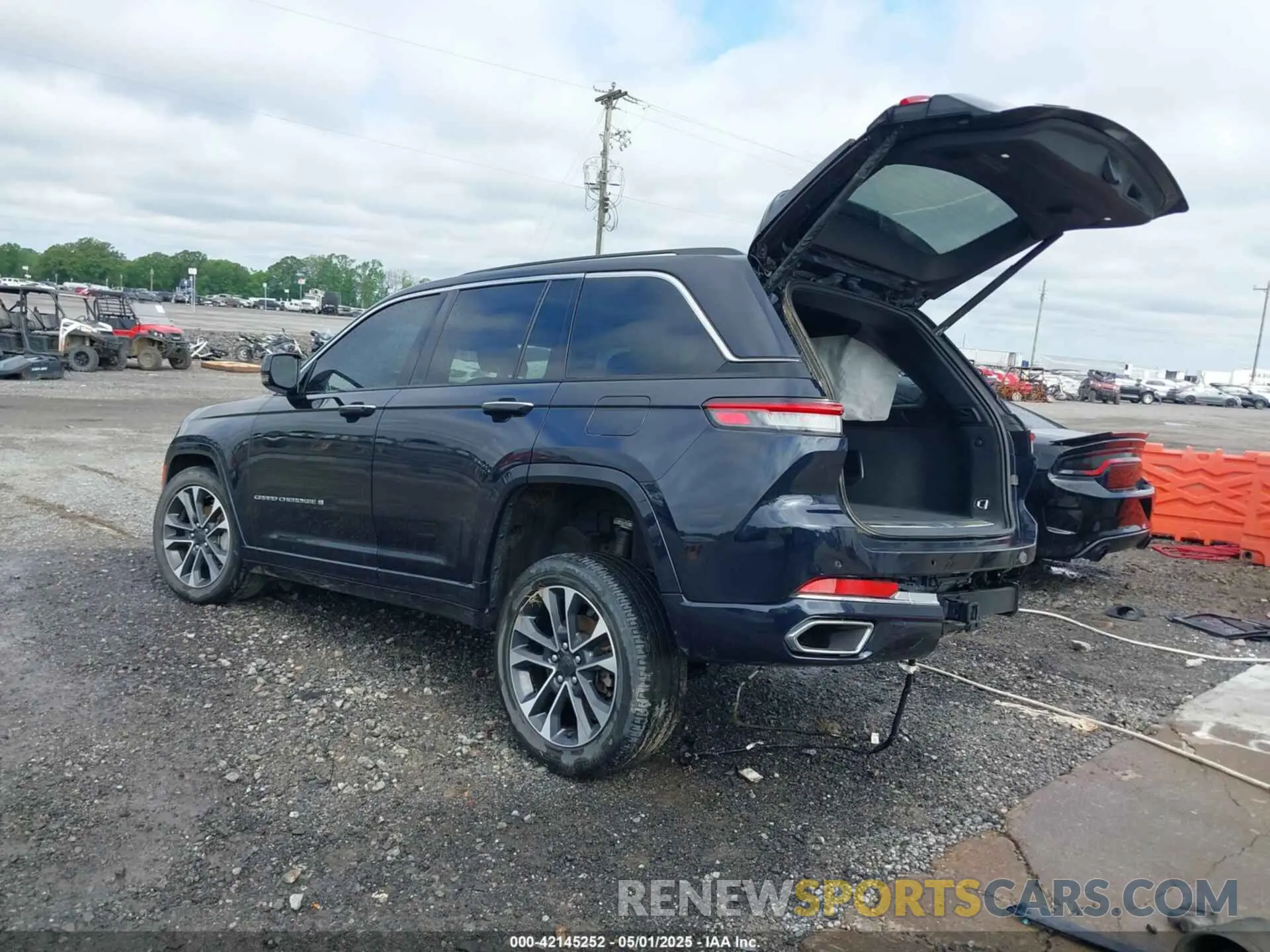 3 Photograph of a damaged car 1C4RJHDG8P8822650 JEEP GRAND CHEROKEE 2023
