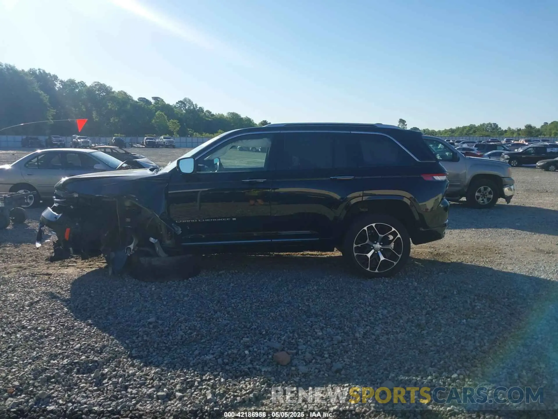 14 Photograph of a damaged car 1C4RJHEGXP8869192 JEEP GRAND CHEROKEE 2023