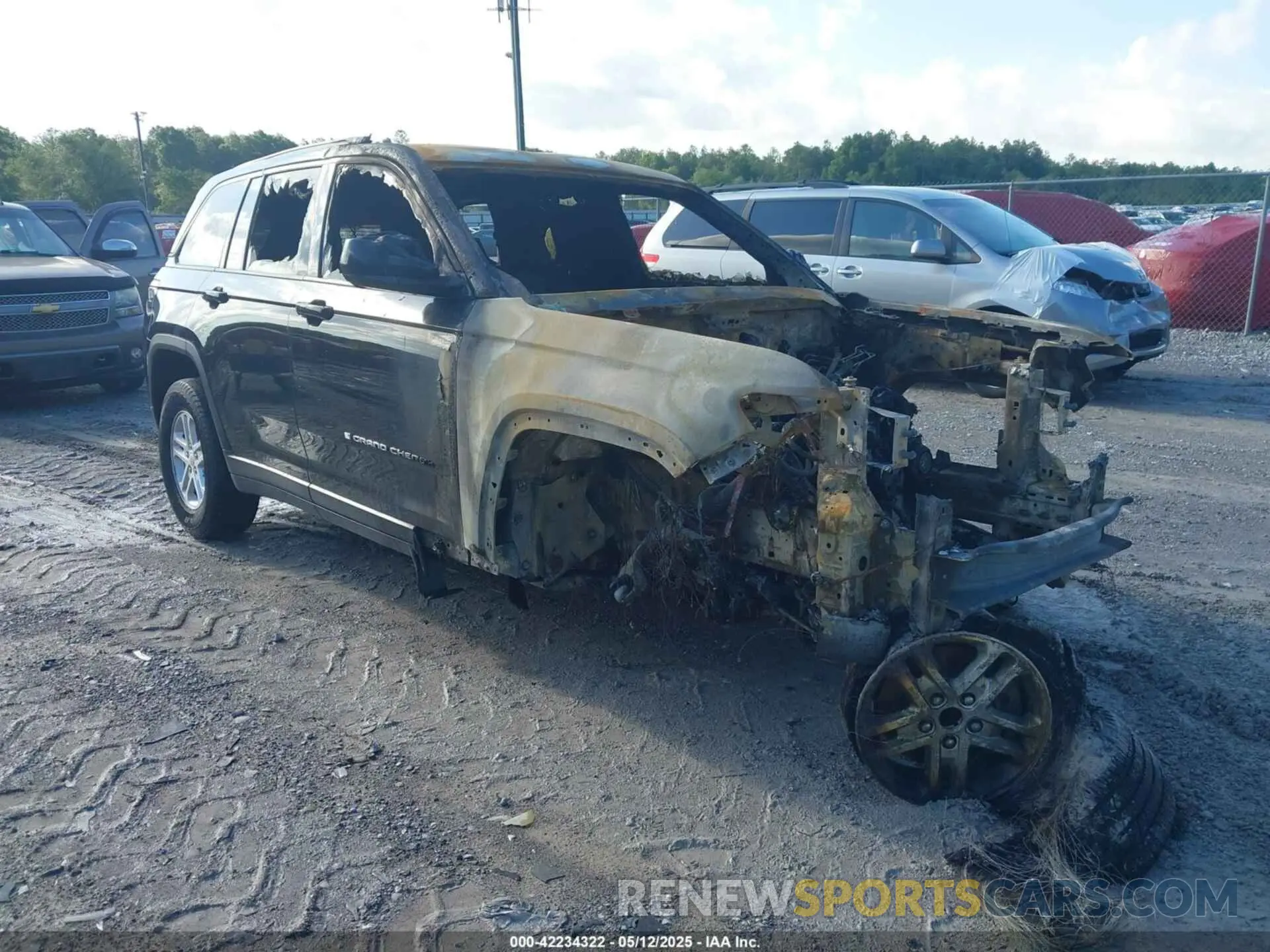1 Photograph of a damaged car 1C4RJGAGXRC187574 JEEP GRAND CHEROKEE 2024