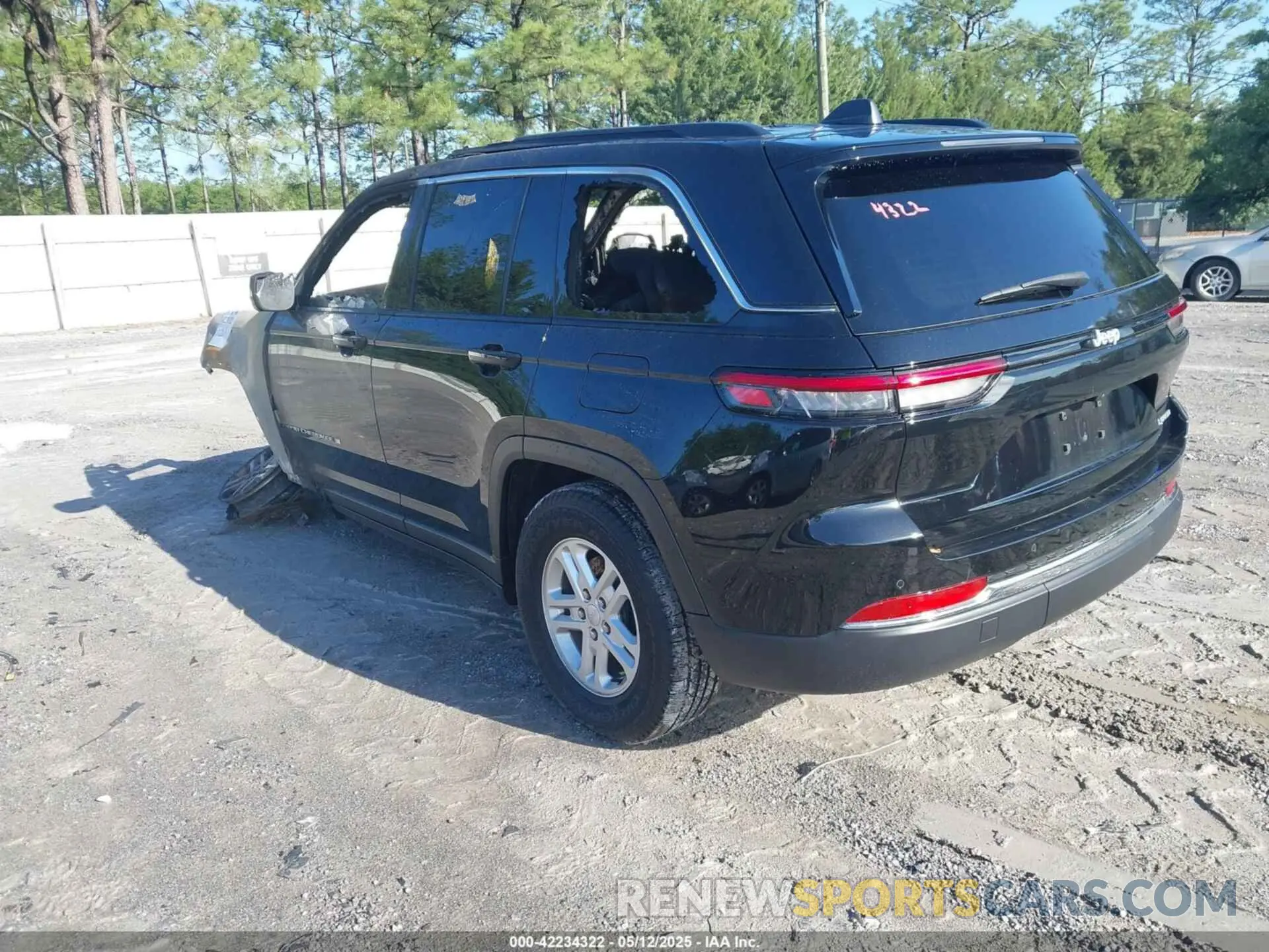 3 Photograph of a damaged car 1C4RJGAGXRC187574 JEEP GRAND CHEROKEE 2024