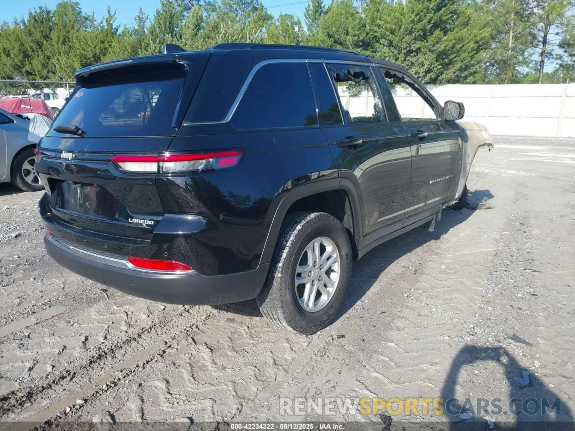 4 Photograph of a damaged car 1C4RJGAGXRC187574 JEEP GRAND CHEROKEE 2024