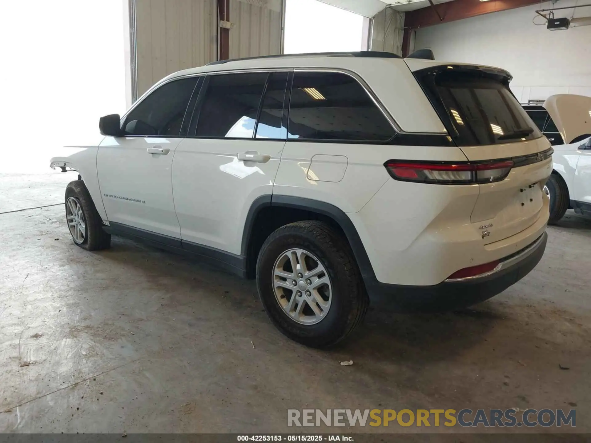 3 Photograph of a damaged car 1C4RJHAG3R8939236 JEEP GRAND CHEROKEE 2024