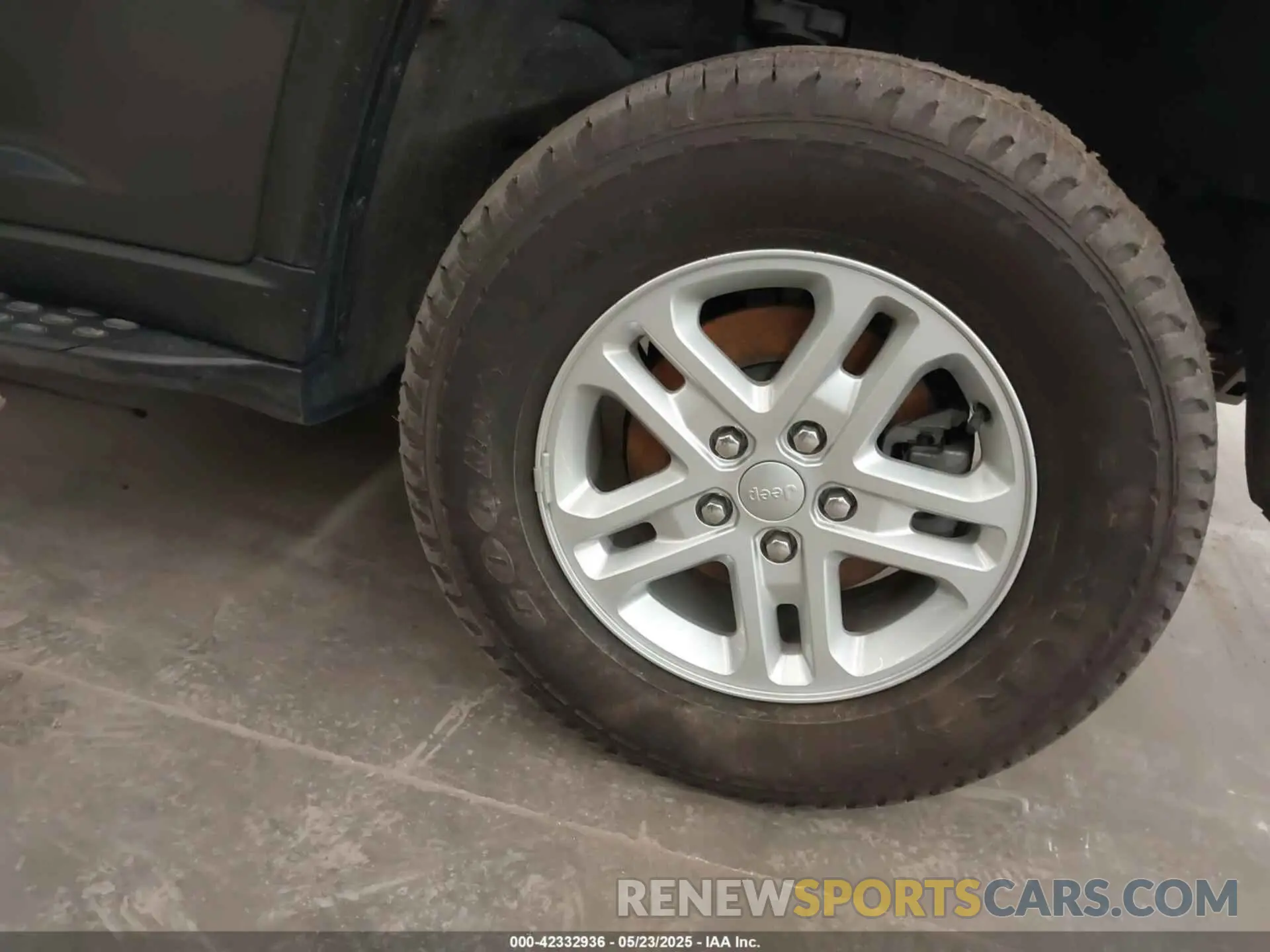 12 Photograph of a damaged car 1C4RJHAG3RC678977 JEEP GRAND CHEROKEE 2024