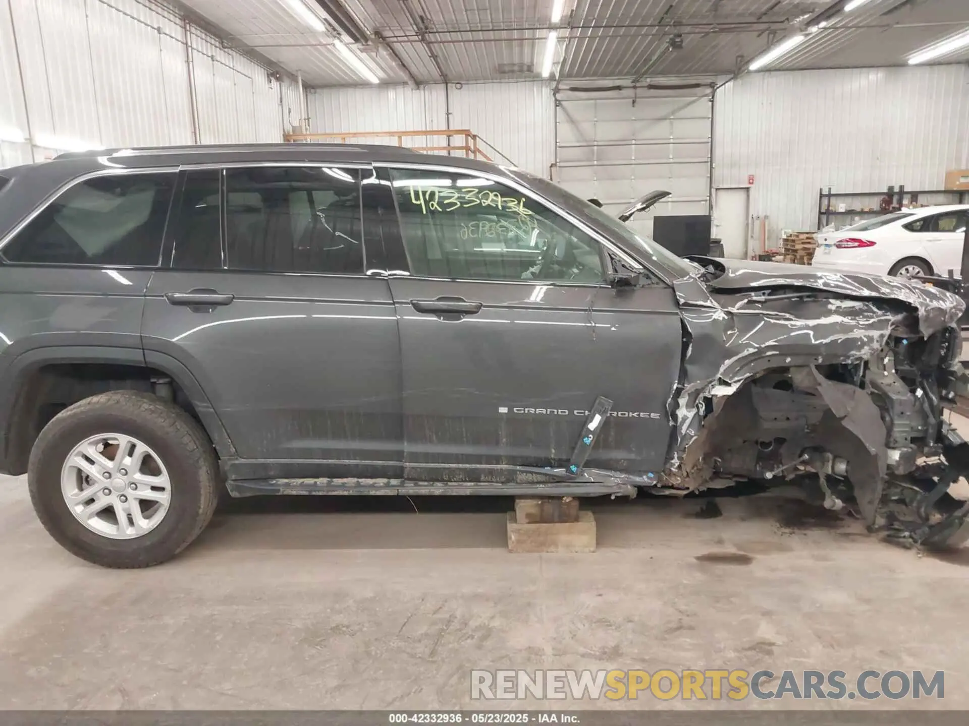 14 Photograph of a damaged car 1C4RJHAG3RC678977 JEEP GRAND CHEROKEE 2024