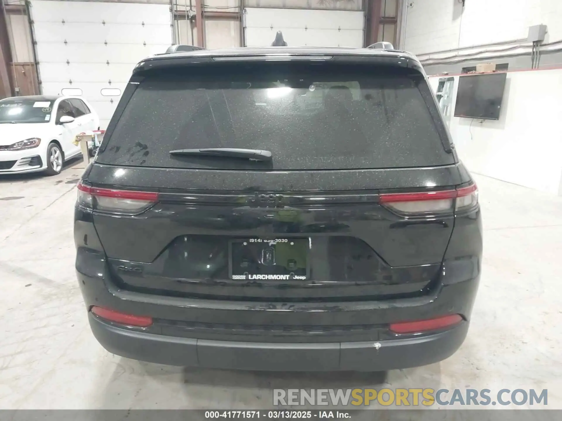 17 Photograph of a damaged car 1C4RJHAG4RC256622 JEEP GRAND CHEROKEE 2024