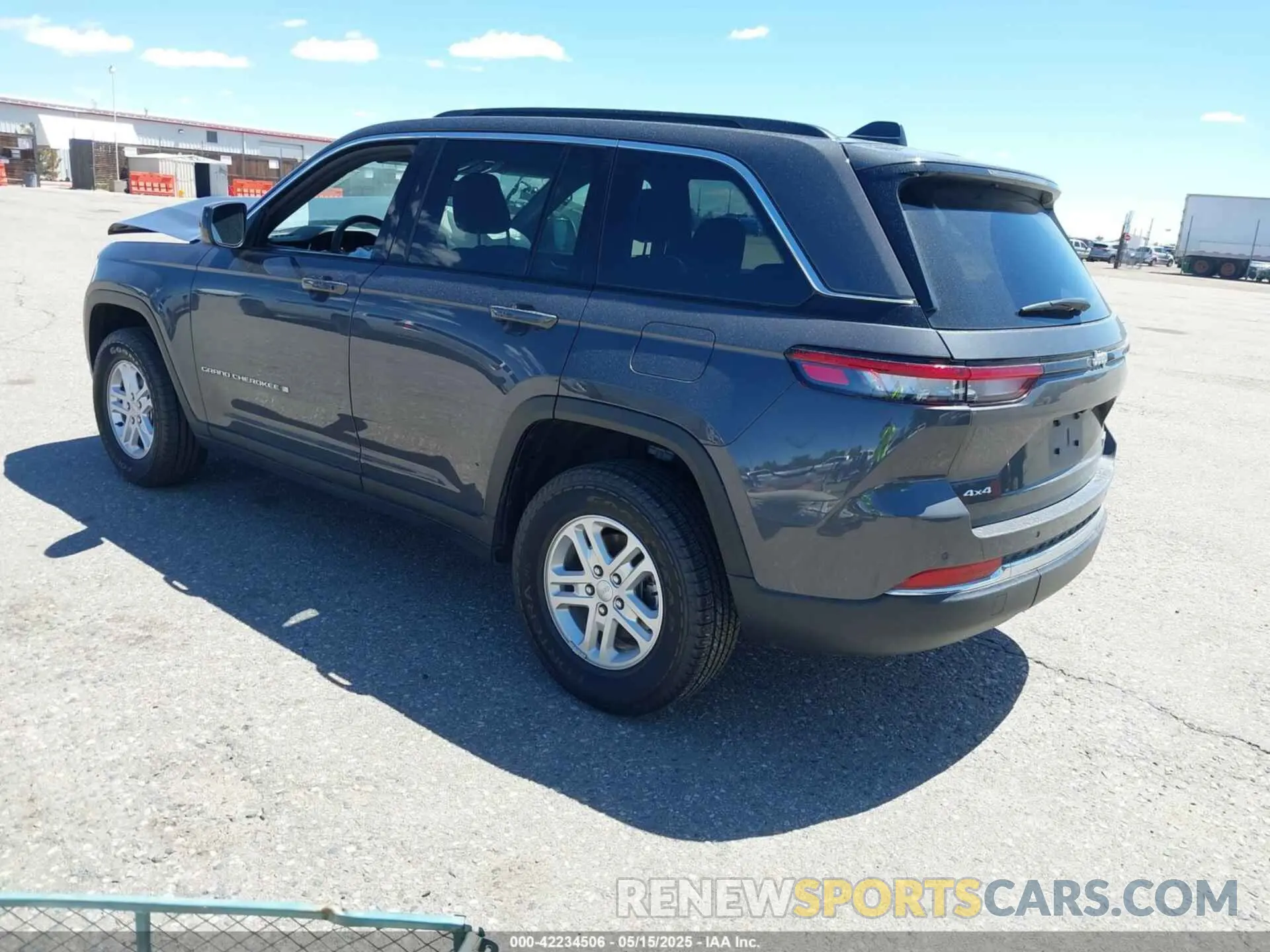 3 Photograph of a damaged car 1C4RJHAG9RC184669 JEEP GRAND CHEROKEE 2024
