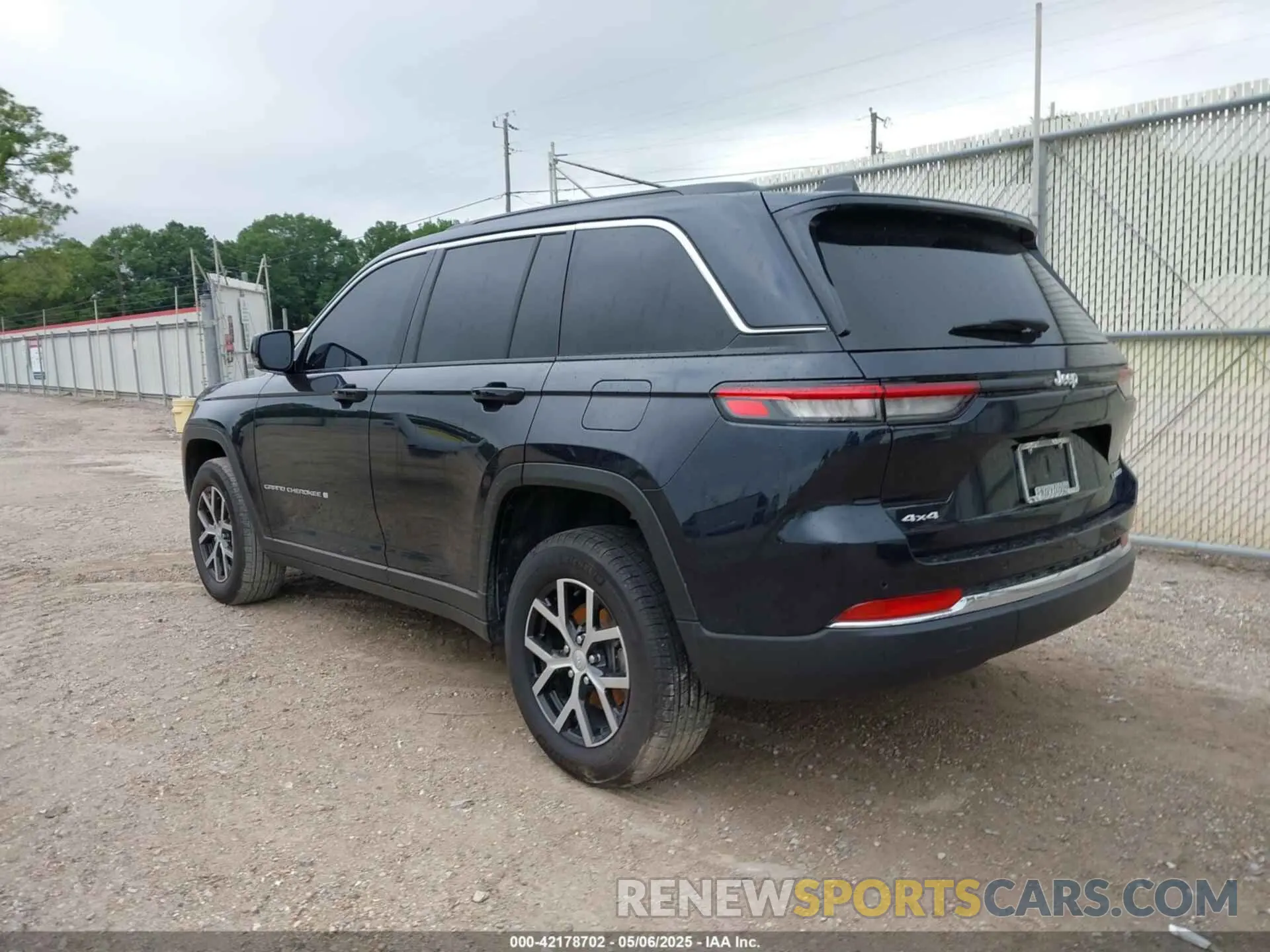 3 Photograph of a damaged car 1C4RJHBG0RC201731 JEEP GRAND CHEROKEE 2024