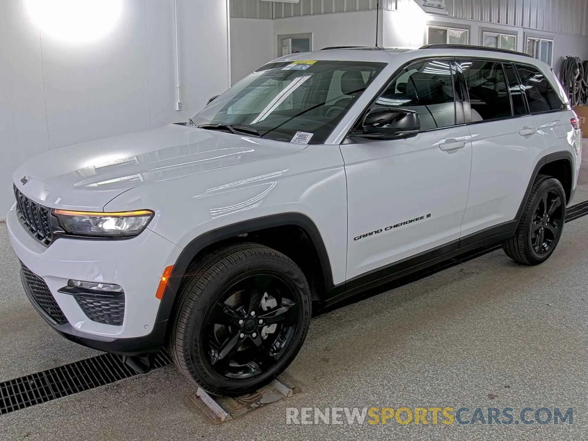 18 Photograph of a damaged car 1C4RJHBG2R8622210 JEEP GRAND CHEROKEE 2024