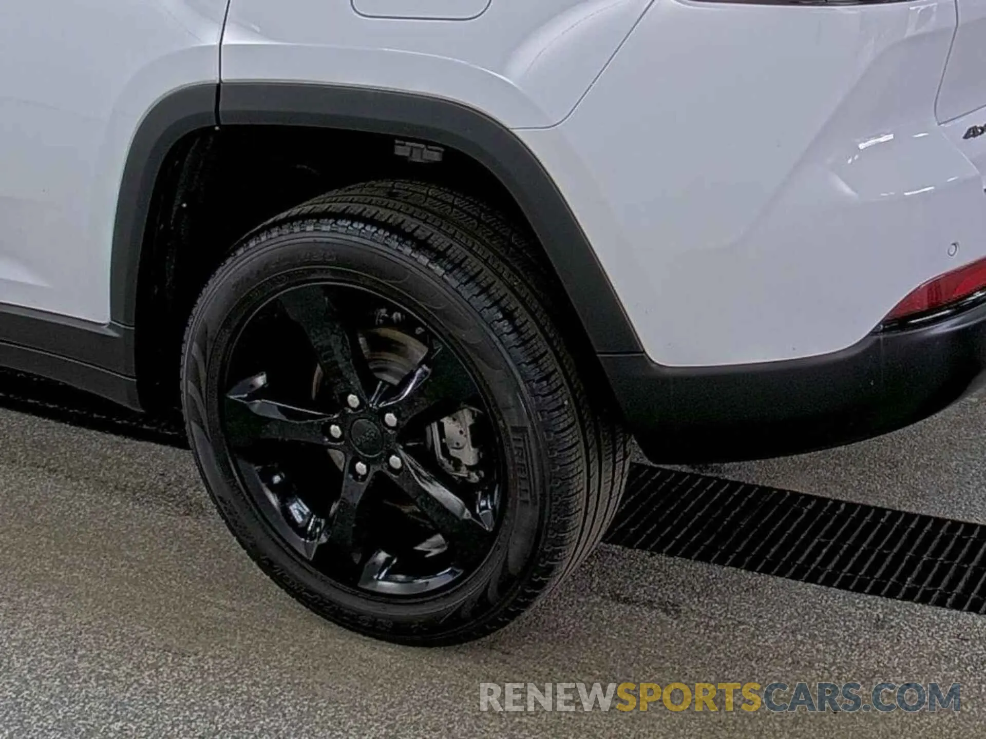 28 Photograph of a damaged car 1C4RJHBG2R8622210 JEEP GRAND CHEROKEE 2024