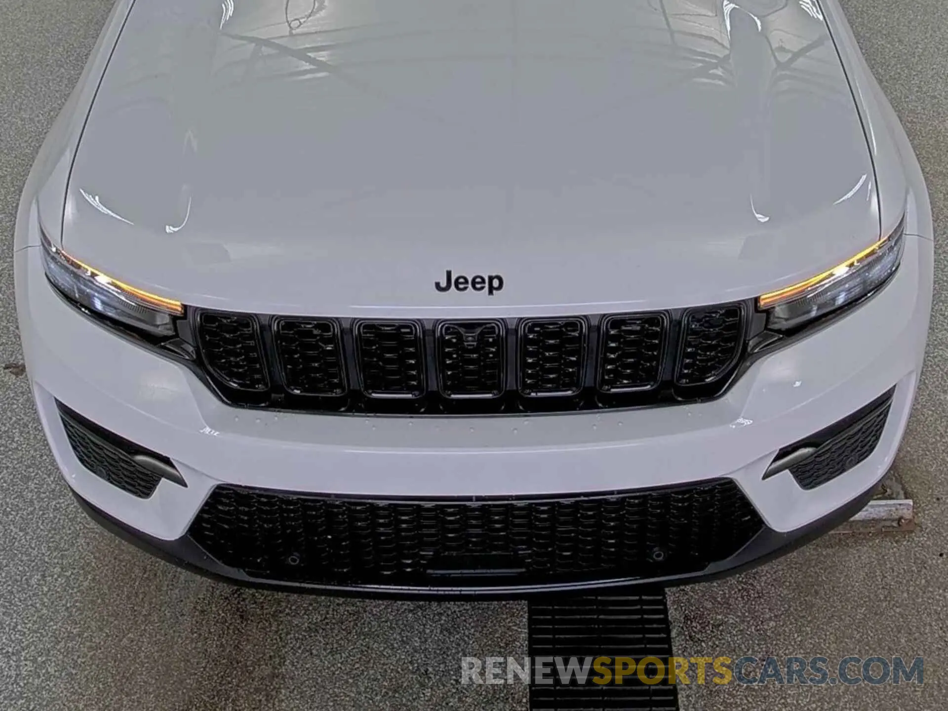 9 Photograph of a damaged car 1C4RJHBG2R8622210 JEEP GRAND CHEROKEE 2024