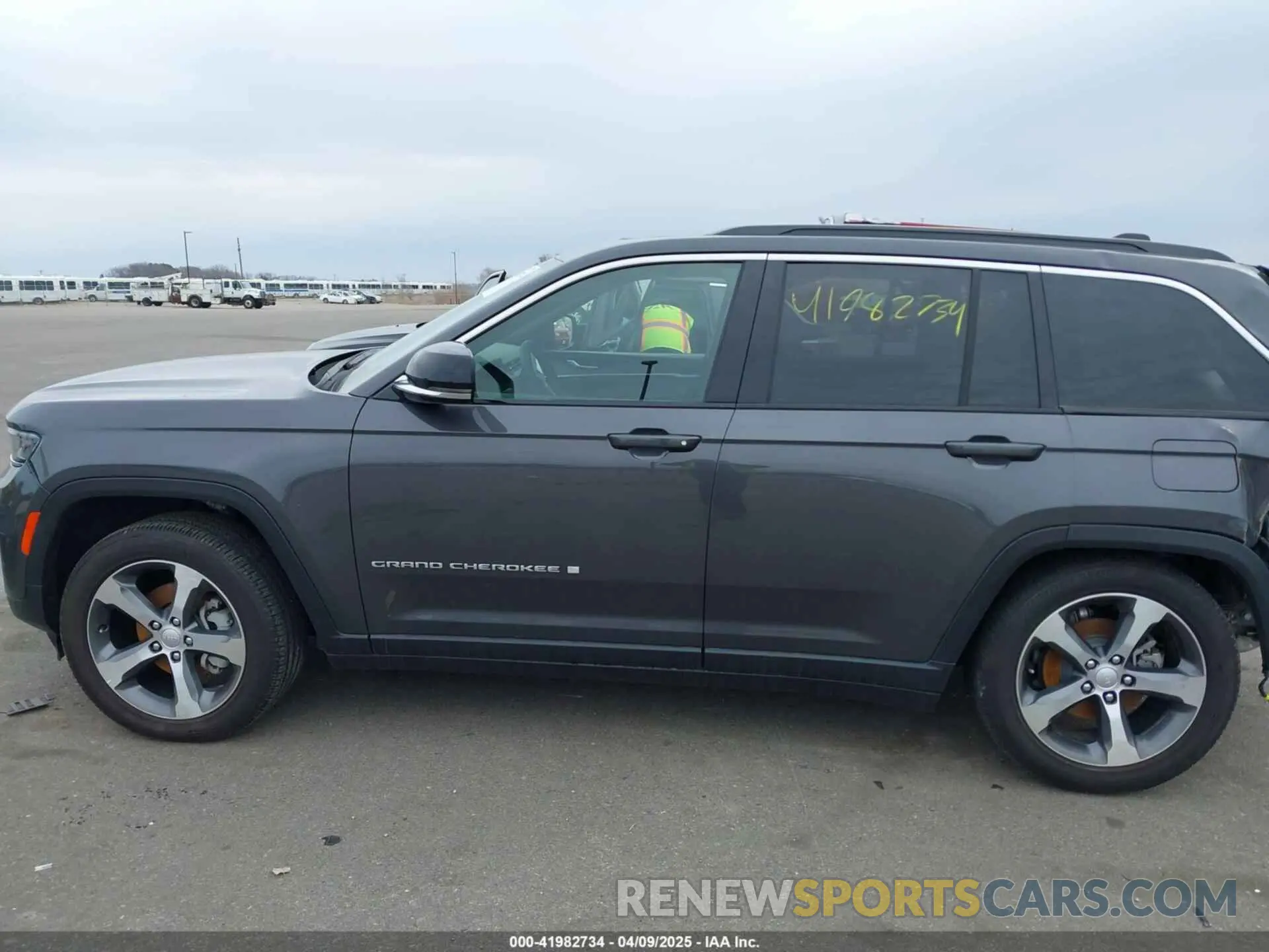 14 Photograph of a damaged car 1C4RJHBG2RC162673 JEEP GRAND CHEROKEE 2024