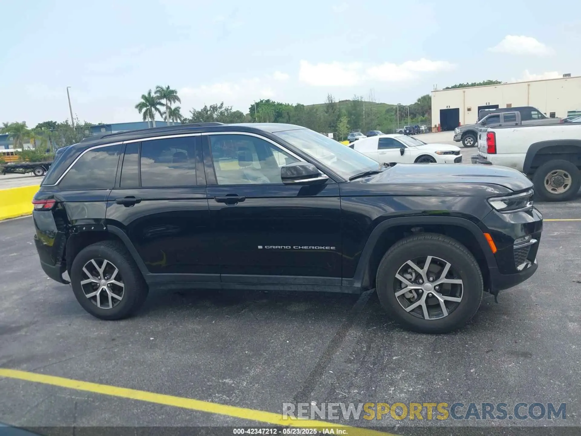 13 Photograph of a damaged car 1C4RJHBG3R8507115 JEEP GRAND CHEROKEE 2024