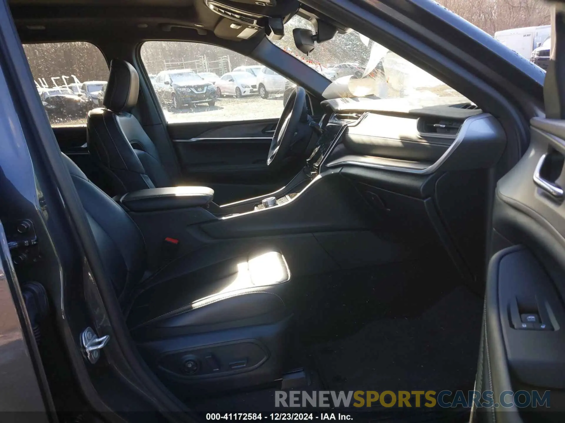 5 Photograph of a damaged car 1C4RJHBG3R8586947 JEEP GRAND CHEROKEE 2024