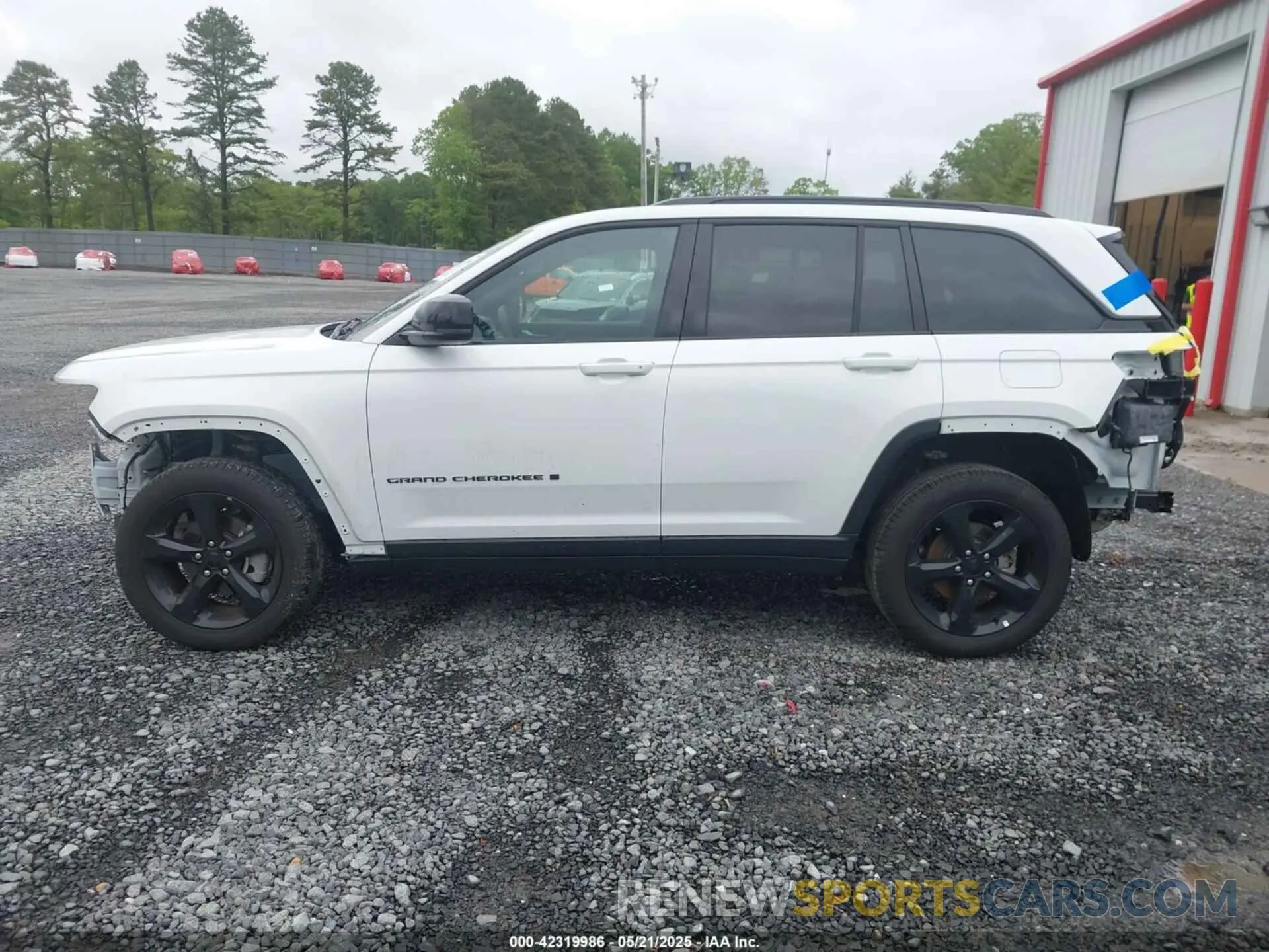 14 Photograph of a damaged car 1C4RJHBG5RC232263 JEEP GRAND CHEROKEE 2024