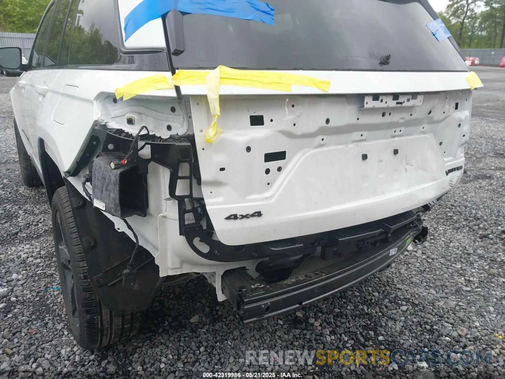 17 Photograph of a damaged car 1C4RJHBG5RC232263 JEEP GRAND CHEROKEE 2024