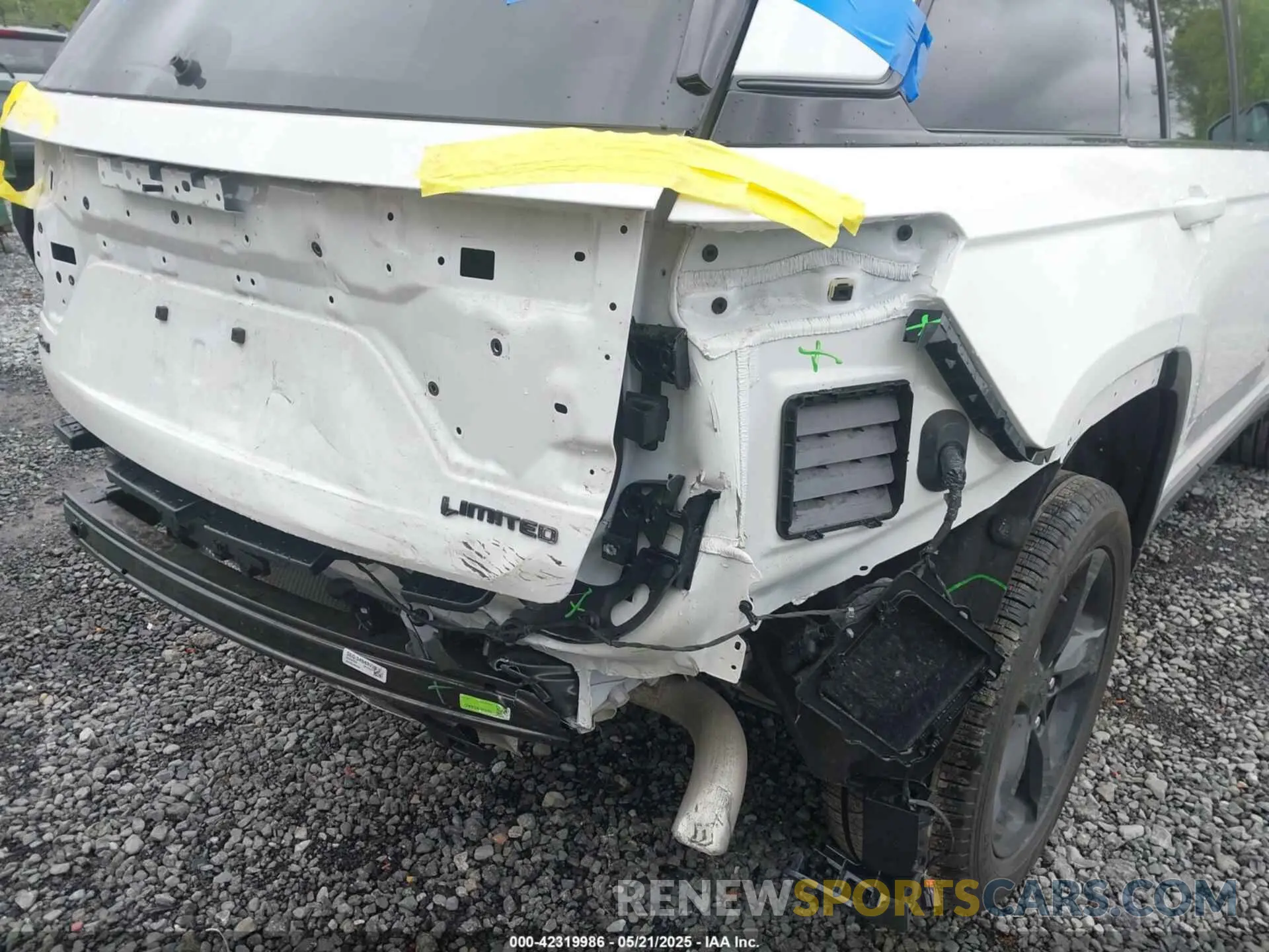 18 Photograph of a damaged car 1C4RJHBG5RC232263 JEEP GRAND CHEROKEE 2024