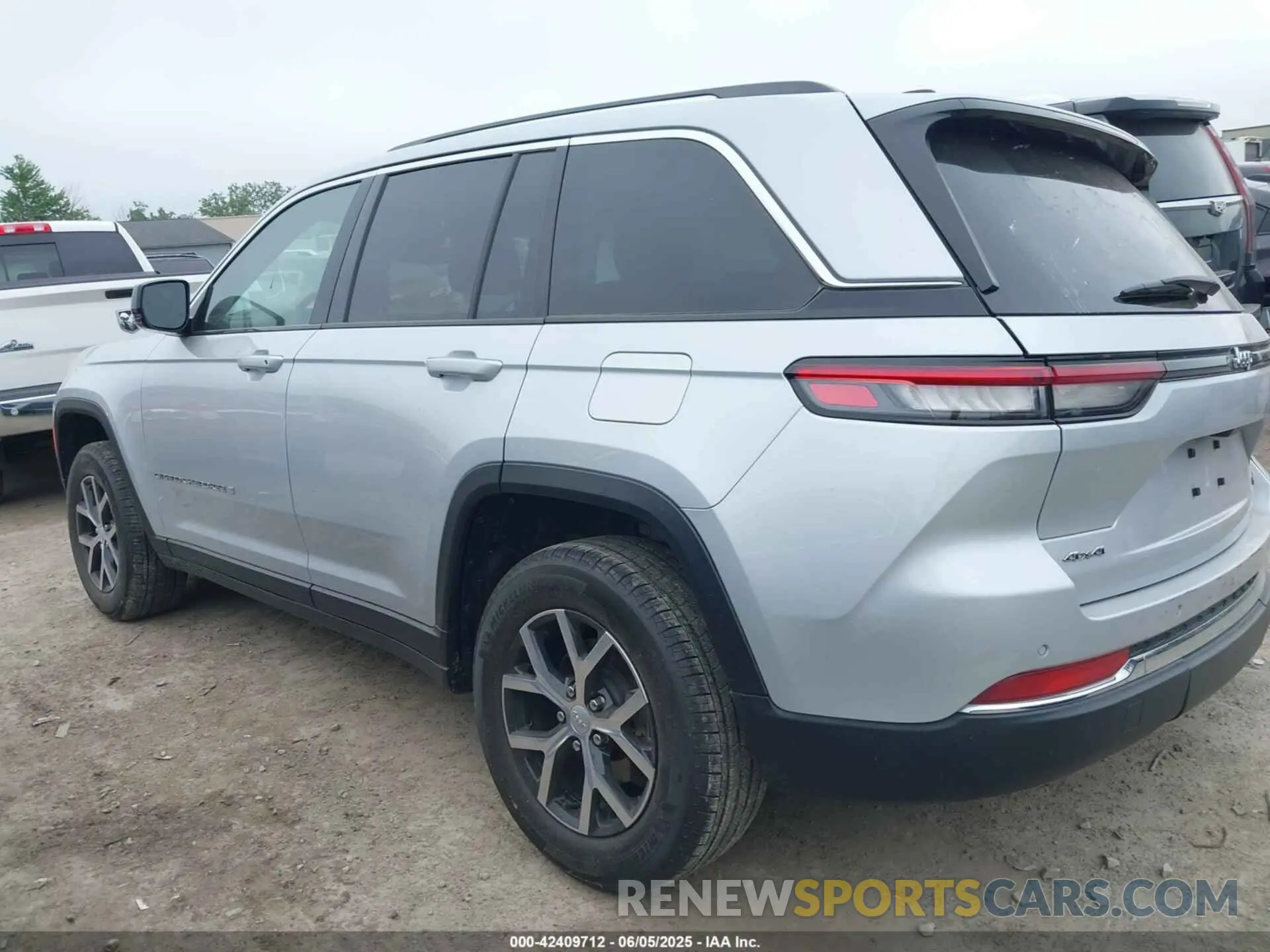 14 Photograph of a damaged car 1C4RJHBG5RC679868 JEEP GRAND CHEROKEE 2024