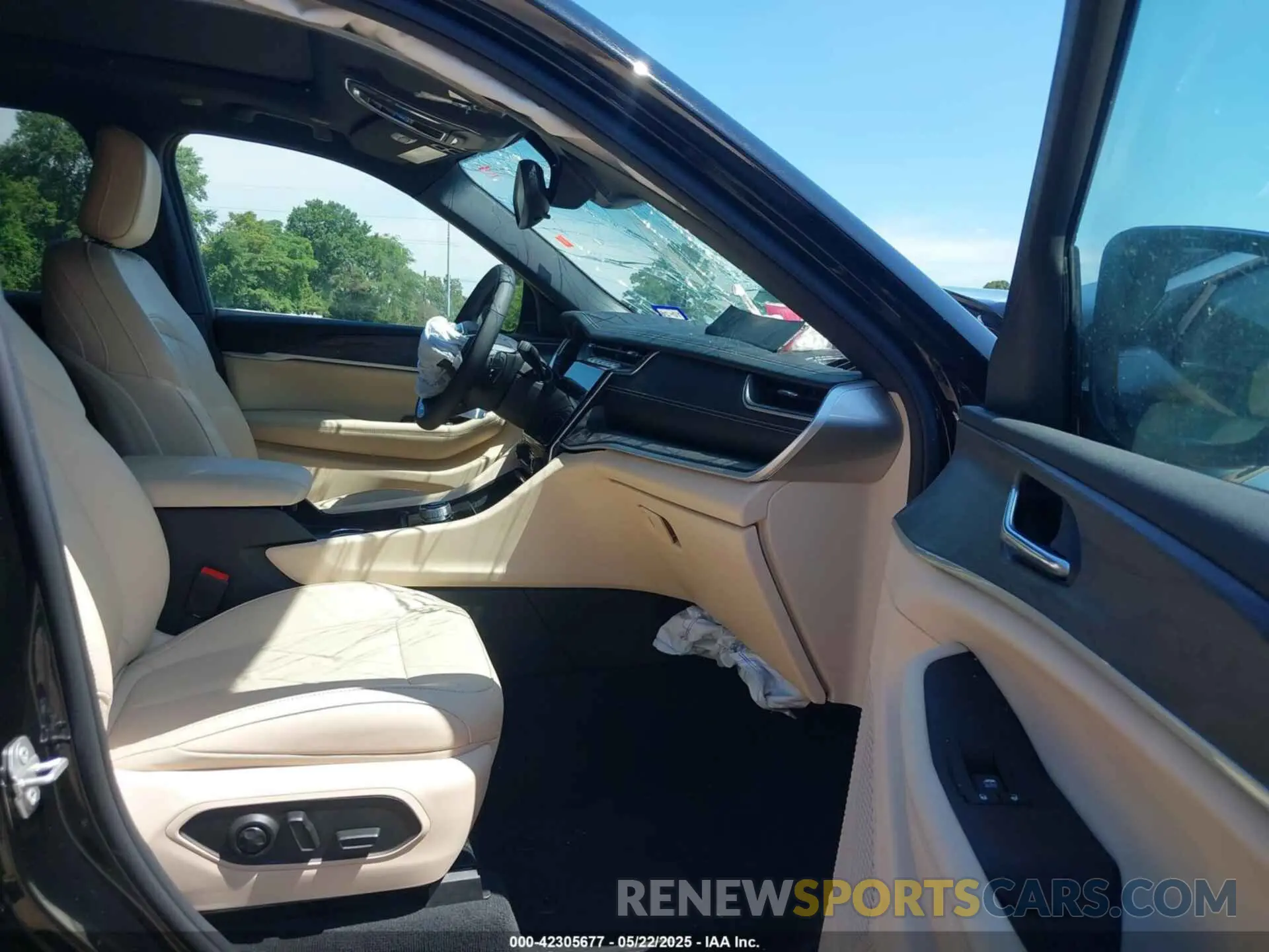 5 Photograph of a damaged car 1C4RJHBG7R8932773 JEEP GRAND CHEROKEE 2024