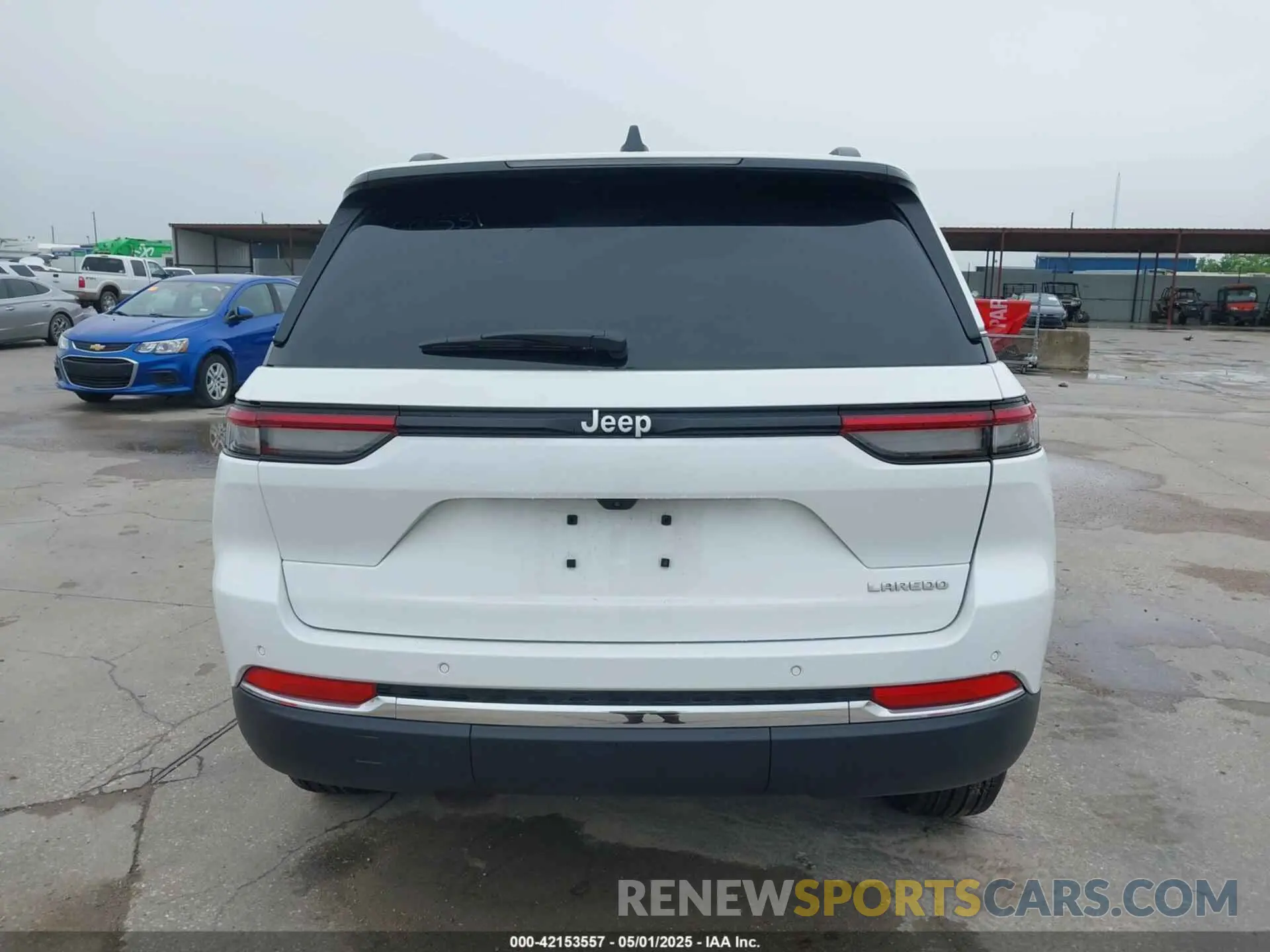 17 Photograph of a damaged car 1C4RJGAG1SC284247 JEEP GRAND CHEROKEE 2025