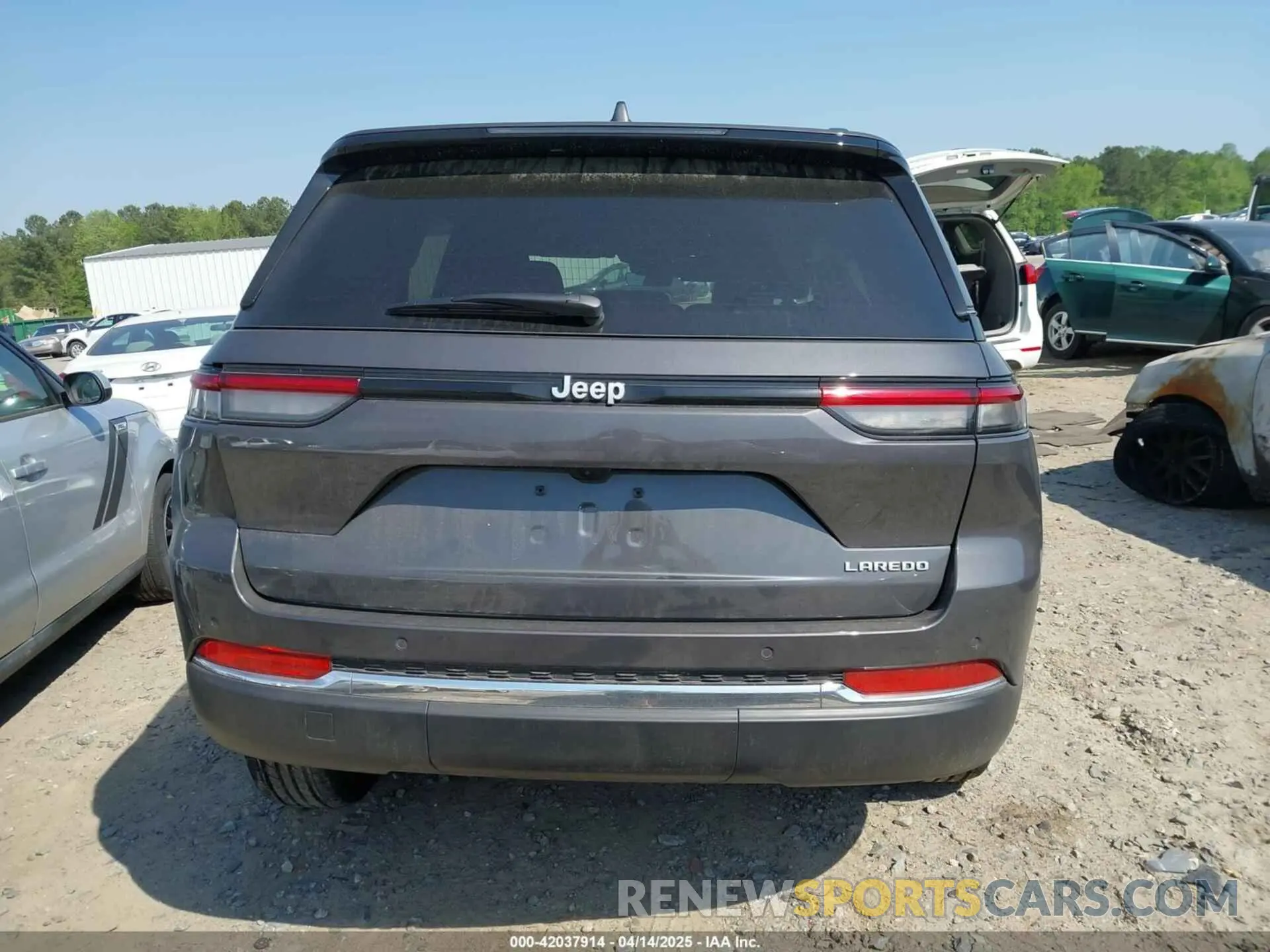 17 Photograph of a damaged car 1C4RJGAGXSC284361 JEEP GRAND CHEROKEE 2025