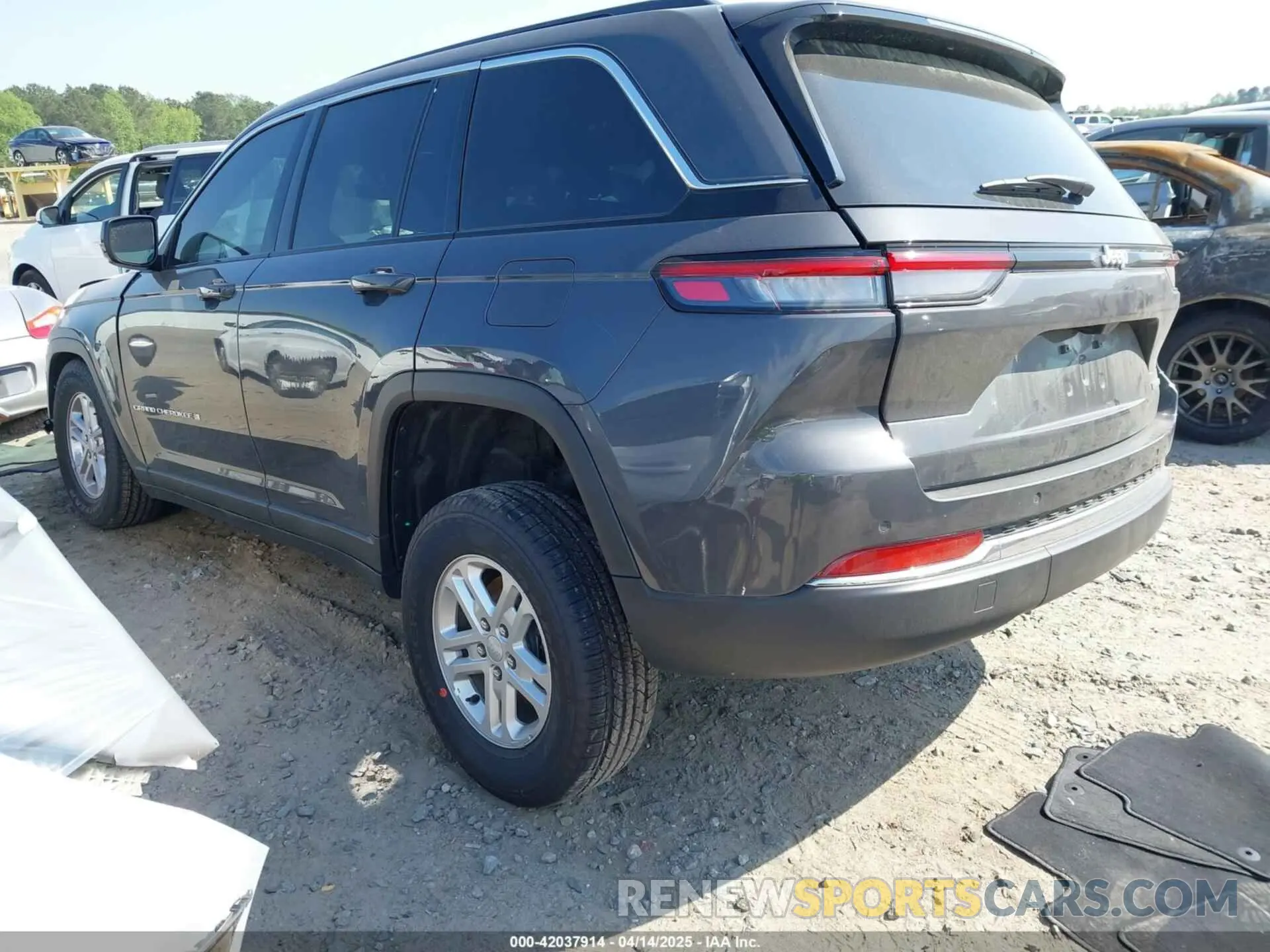 3 Photograph of a damaged car 1C4RJGAGXSC284361 JEEP GRAND CHEROKEE 2025