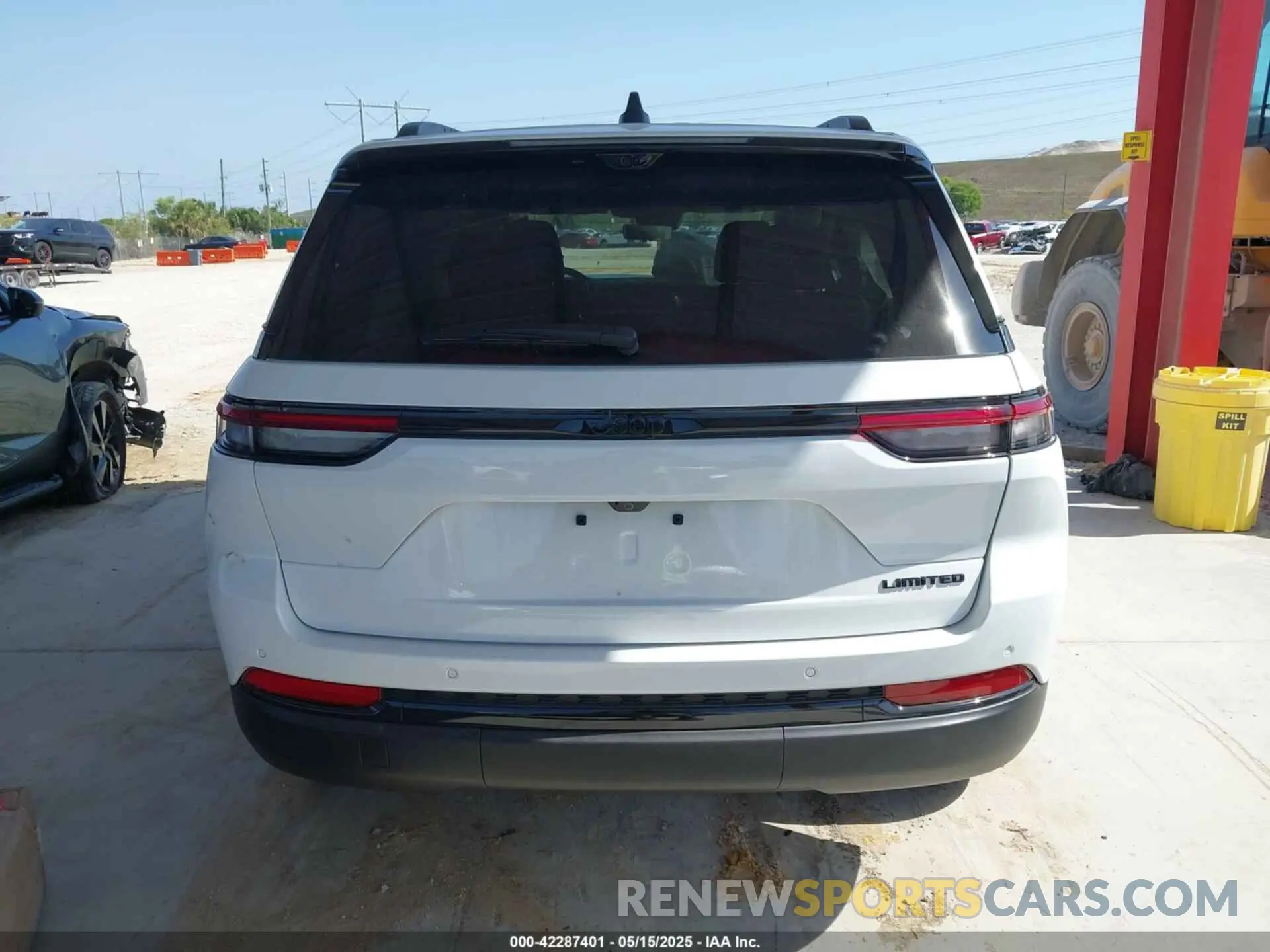 17 Photograph of a damaged car 1C4RJGBG0SC283119 JEEP GRAND CHEROKEE 2025