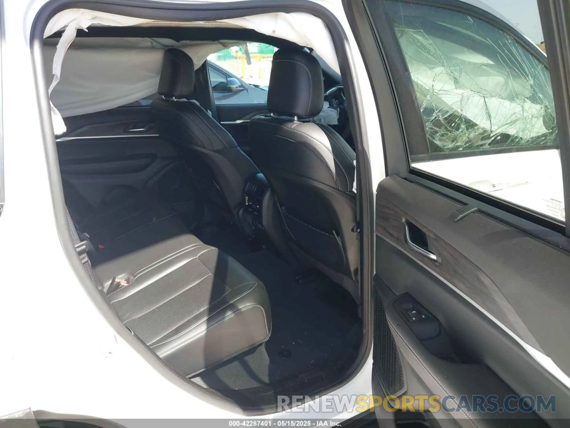 8 Photograph of a damaged car 1C4RJGBG0SC283119 JEEP GRAND CHEROKEE 2025
