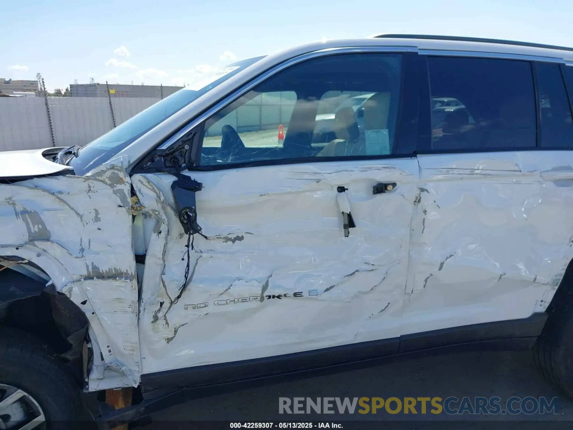 17 Photograph of a damaged car 1C4RJHBG3SC311453 JEEP GRAND CHEROKEE 2025