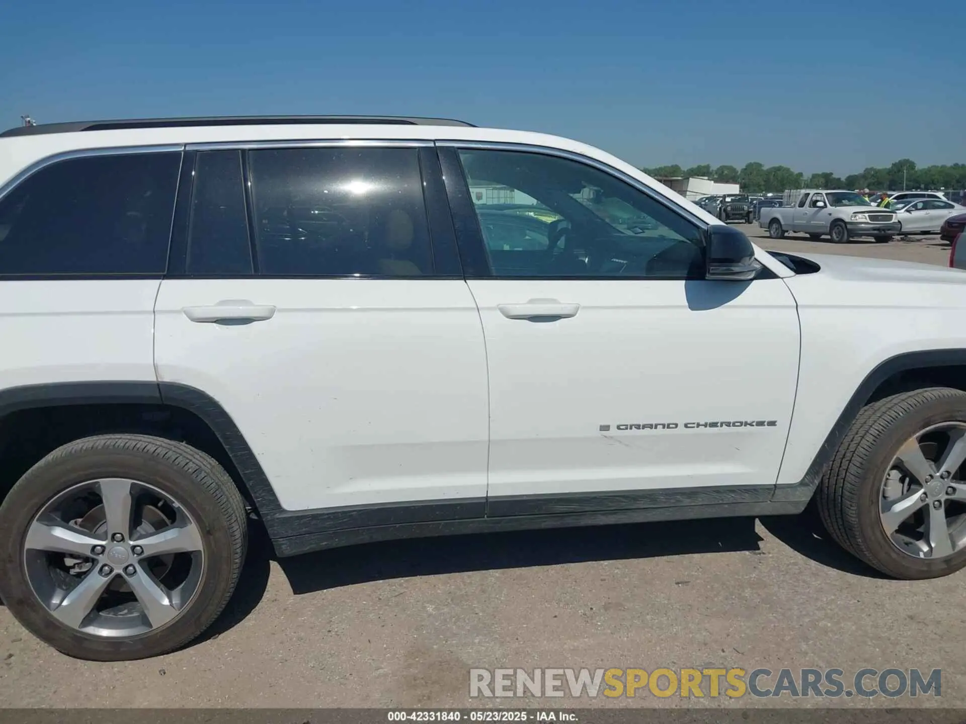 13 Photograph of a damaged car 1C4RJHBG7SC272351 JEEP GRAND CHEROKEE 2025