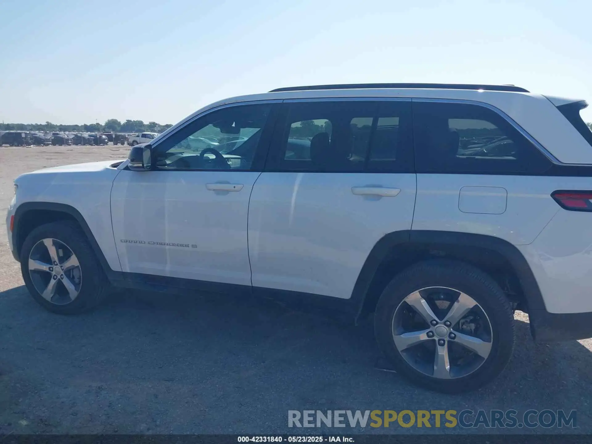 14 Photograph of a damaged car 1C4RJHBG7SC272351 JEEP GRAND CHEROKEE 2025