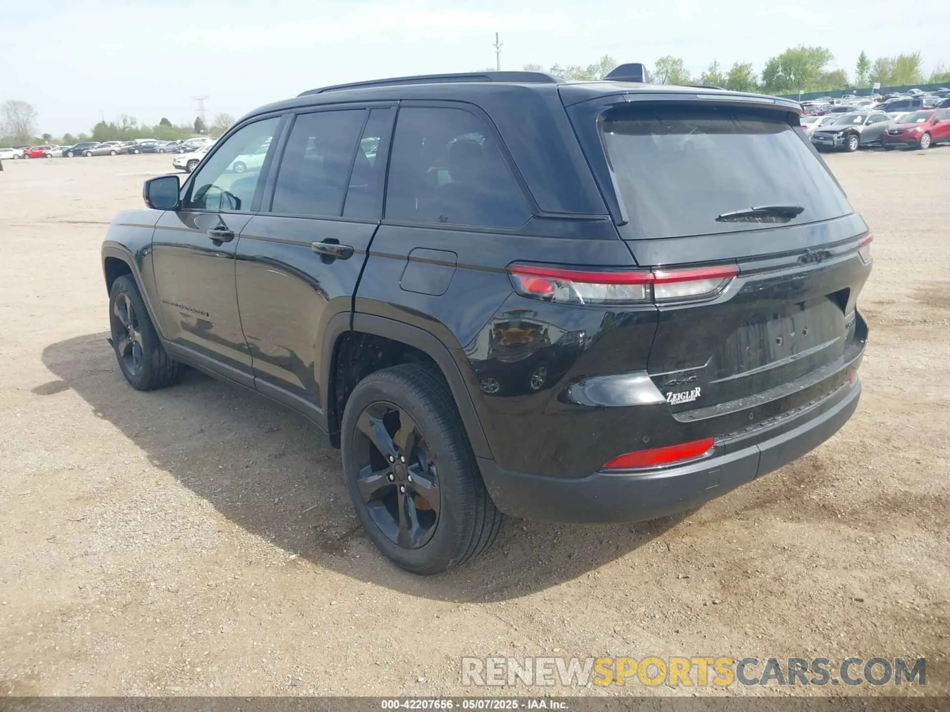 3 Photograph of a damaged car 1C4RJHBG8SC298313 JEEP GRAND CHEROKEE 2025