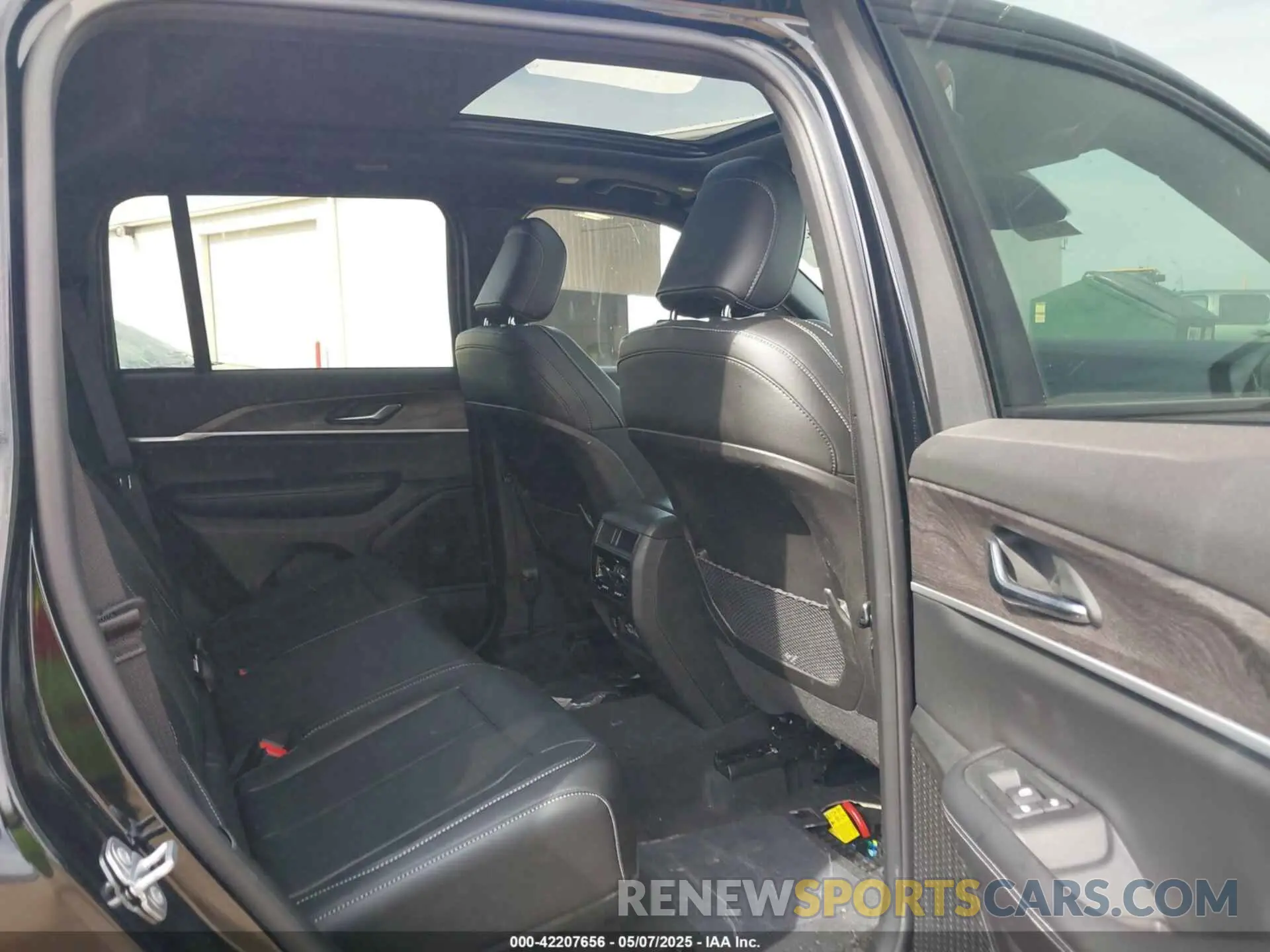 8 Photograph of a damaged car 1C4RJHBG8SC298313 JEEP GRAND CHEROKEE 2025