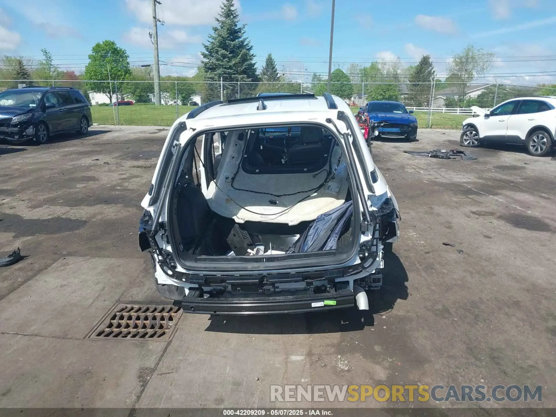15 Photograph of a damaged car 1C4RJHBGXSC273106 JEEP GRAND CHEROKEE 2025