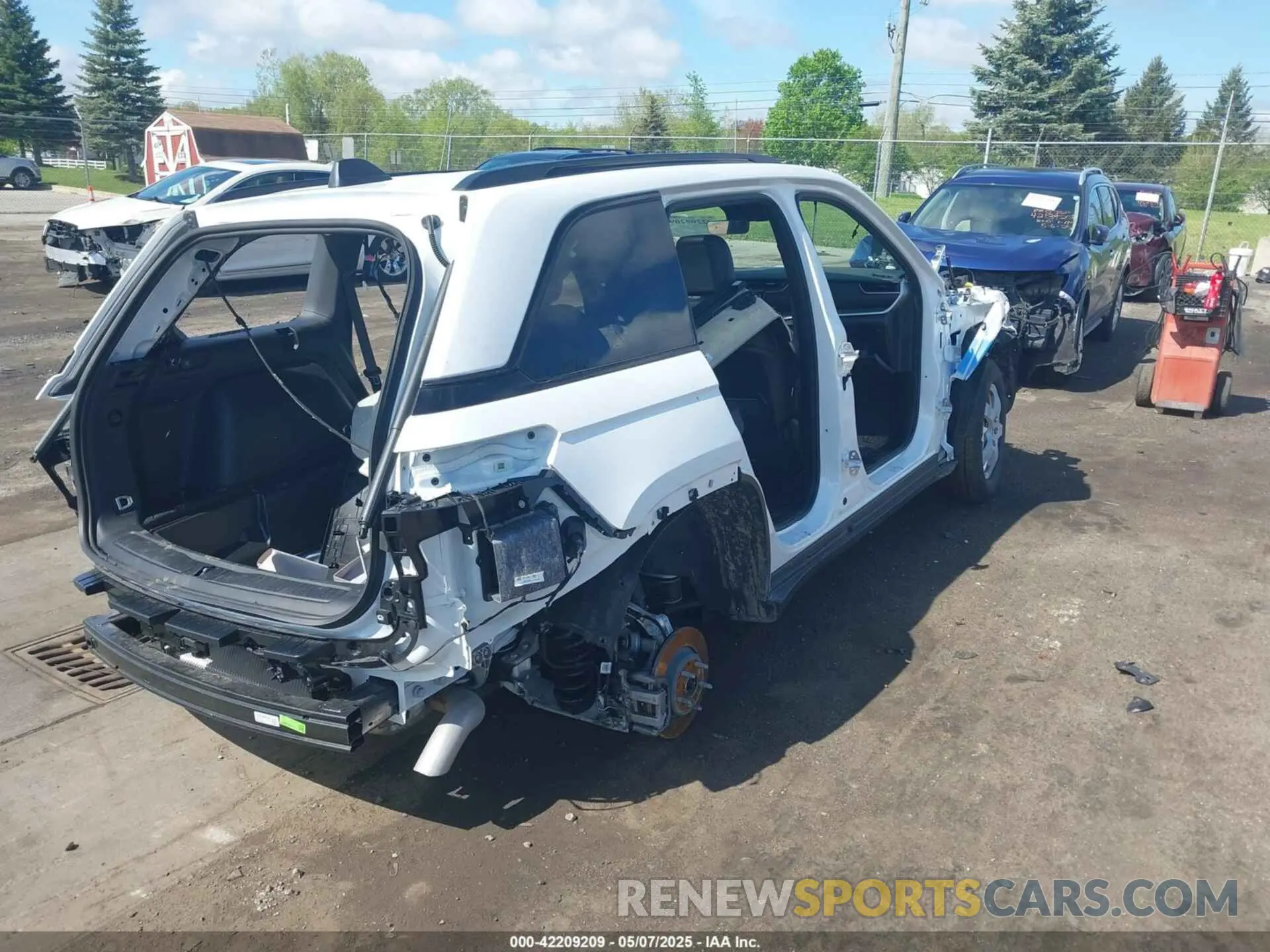 4 Photograph of a damaged car 1C4RJHBGXSC273106 JEEP GRAND CHEROKEE 2025