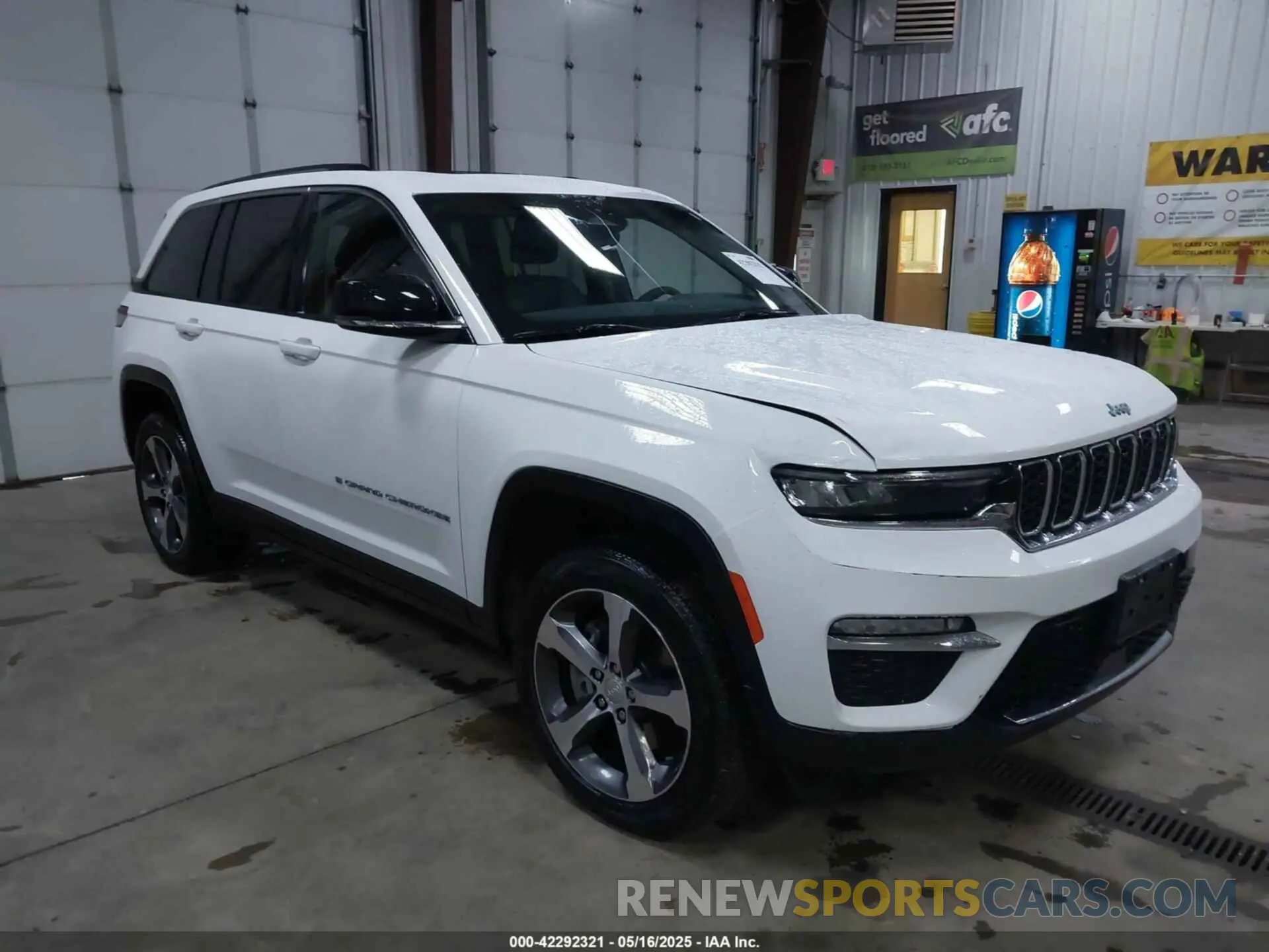 1 Photograph of a damaged car 1C4RJYB60N8748552 JEEP GRAND CHEROKEE 4XE 2022