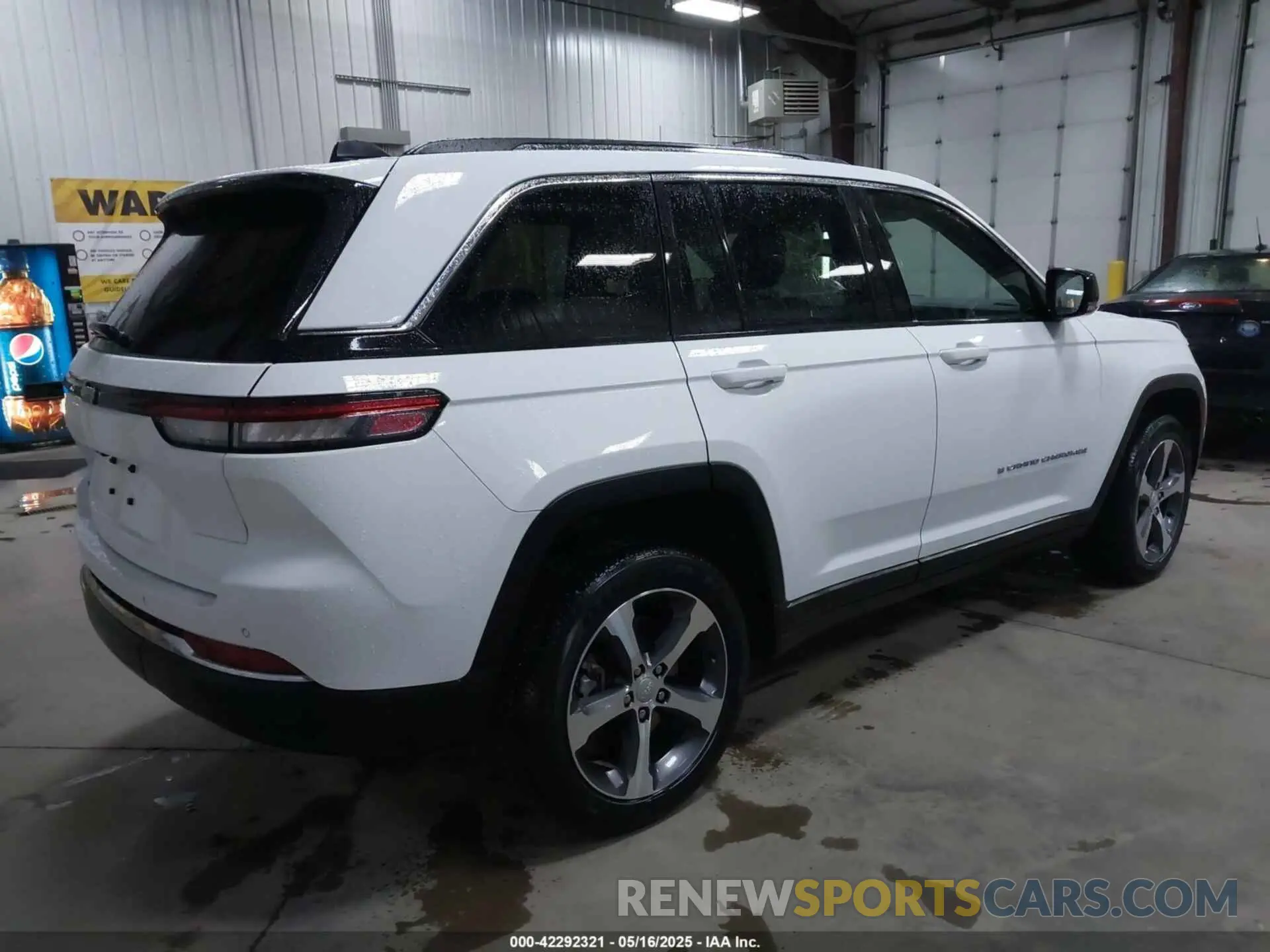 4 Photograph of a damaged car 1C4RJYB60N8748552 JEEP GRAND CHEROKEE 4XE 2022