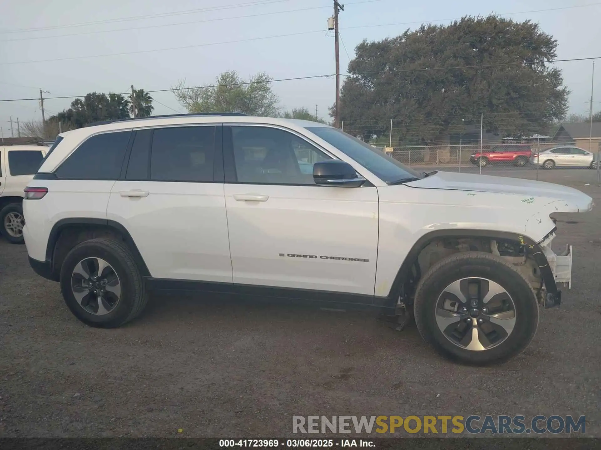 14 Photograph of a damaged car 1C4RJYB63N8762798 JEEP GRAND CHEROKEE 4XE 2022
