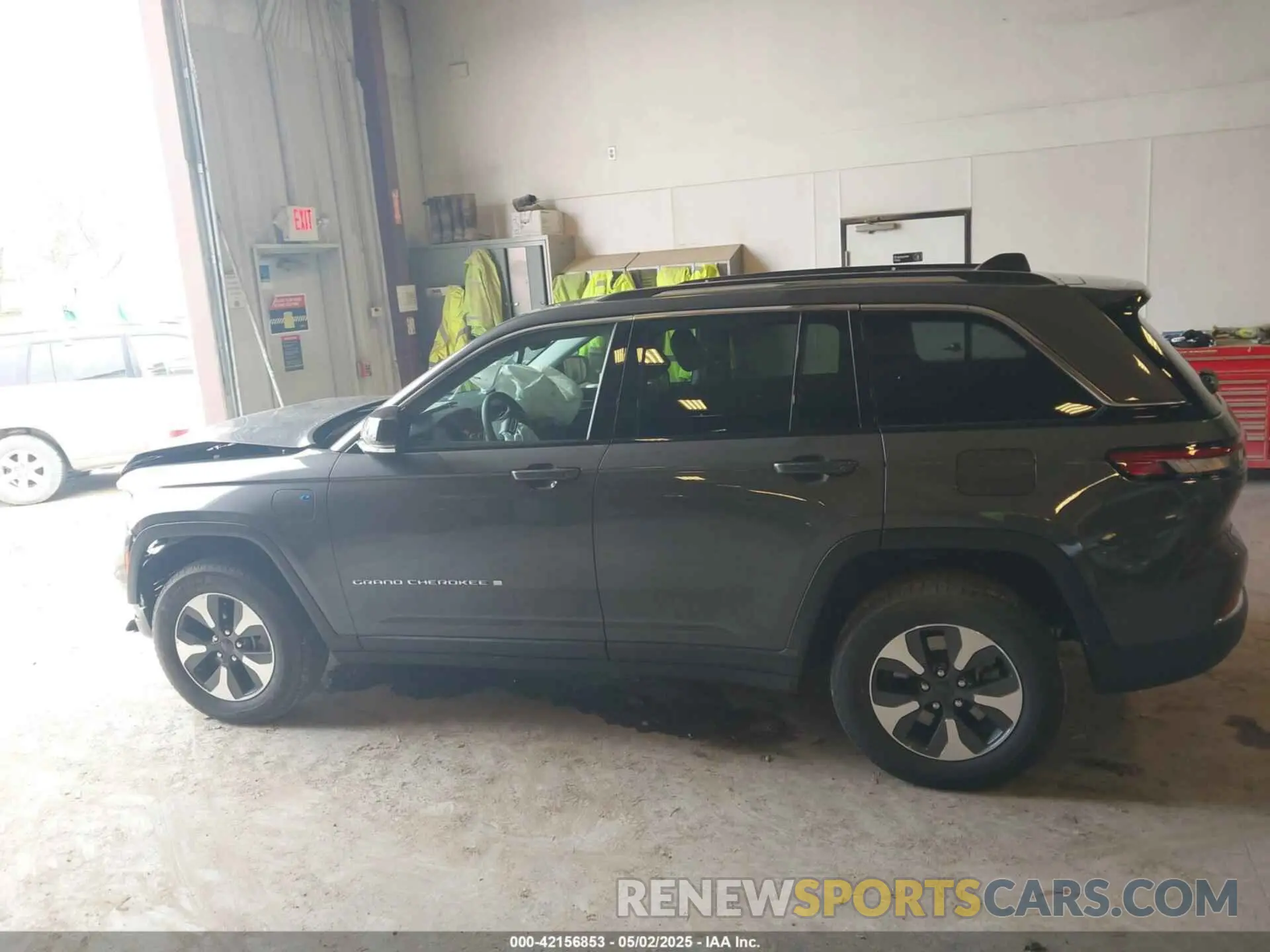 14 Photograph of a damaged car 1C4RJYB65N8717748 JEEP GRAND CHEROKEE 4XE 2022