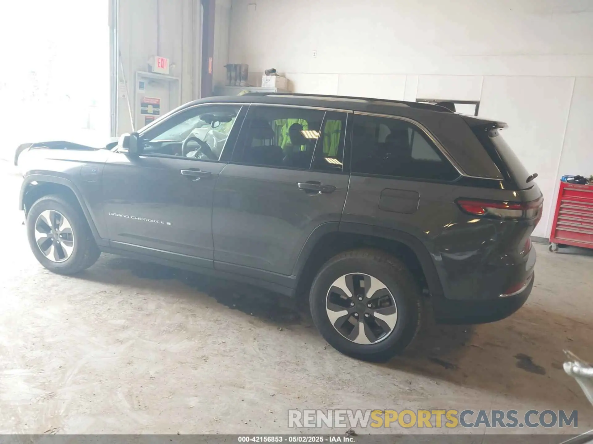 3 Photograph of a damaged car 1C4RJYB65N8717748 JEEP GRAND CHEROKEE 4XE 2022