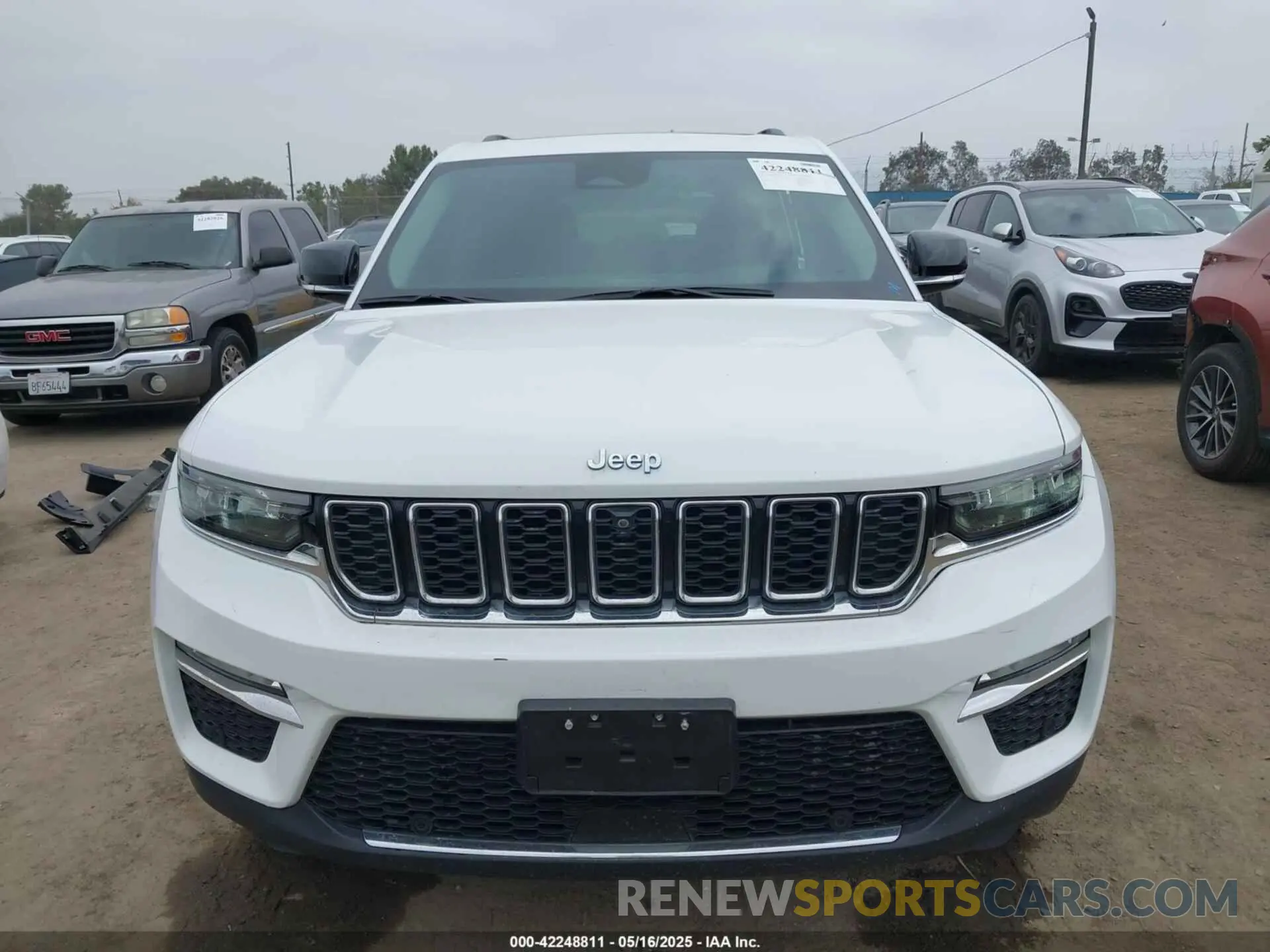 12 Photograph of a damaged car 1C4RJYB67N8761928 JEEP GRAND CHEROKEE 4XE 2022