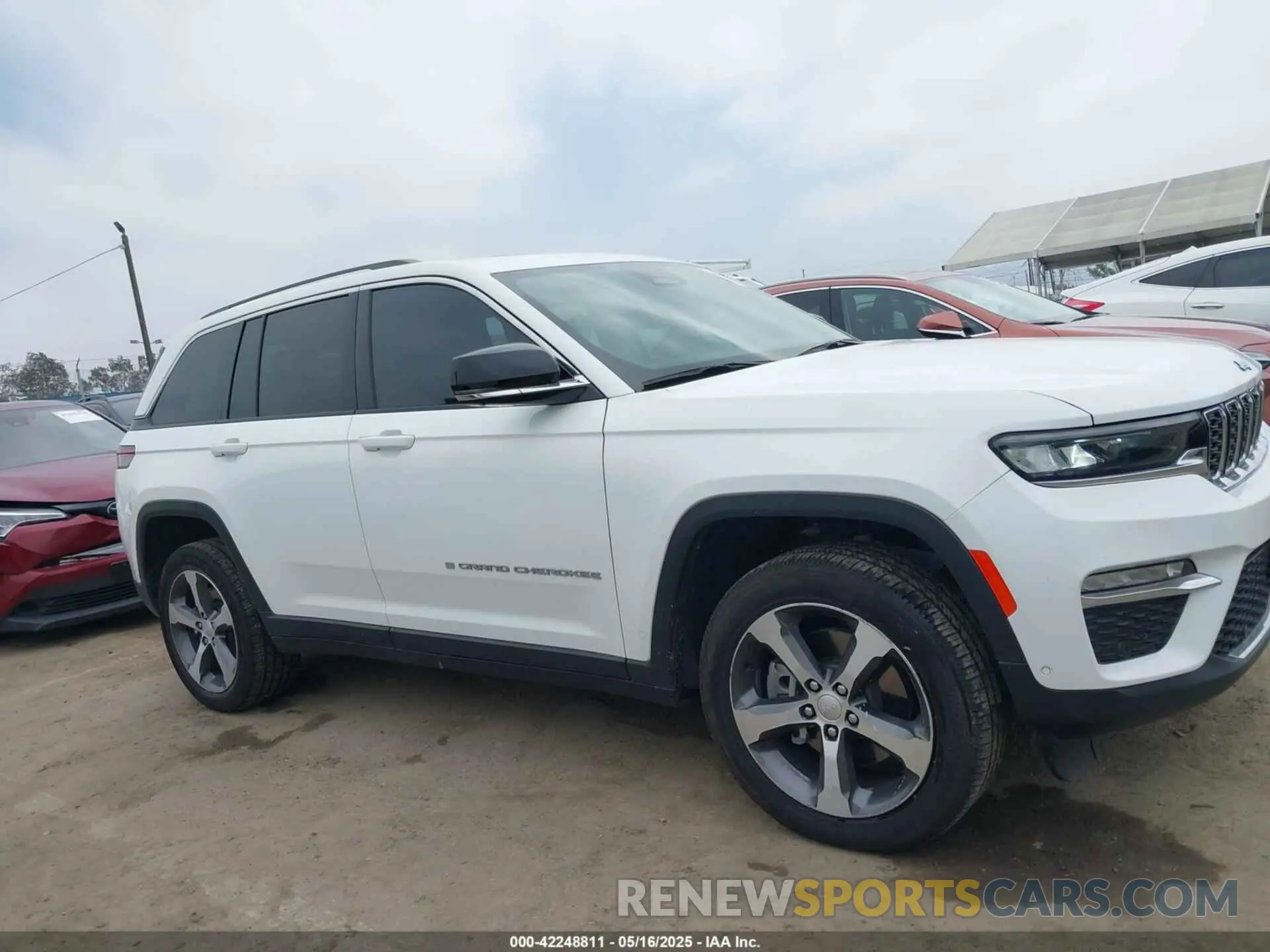 13 Photograph of a damaged car 1C4RJYB67N8761928 JEEP GRAND CHEROKEE 4XE 2022