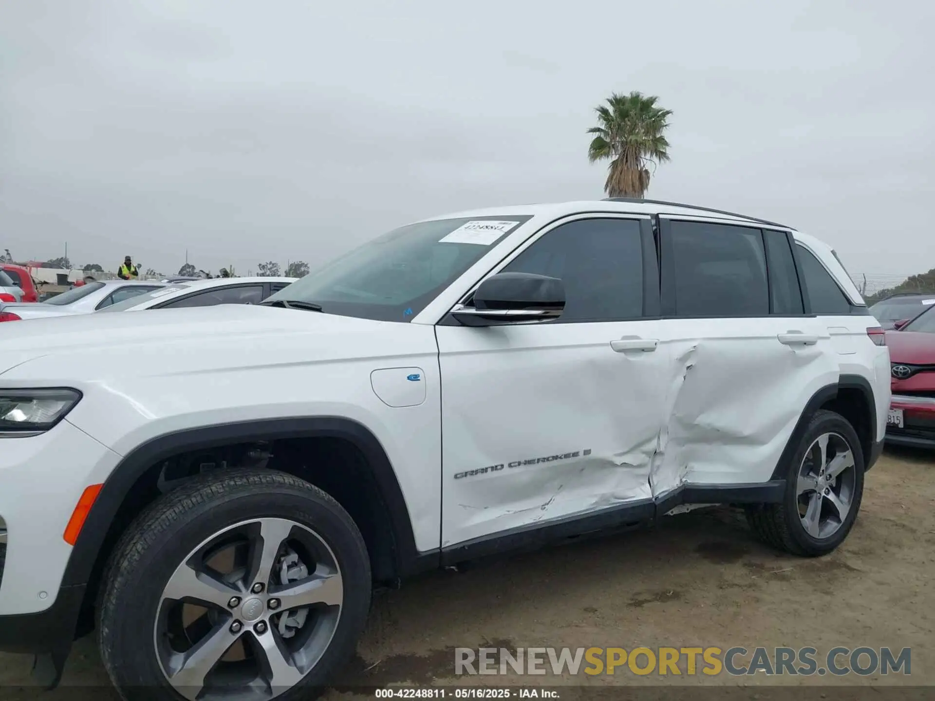 14 Photograph of a damaged car 1C4RJYB67N8761928 JEEP GRAND CHEROKEE 4XE 2022