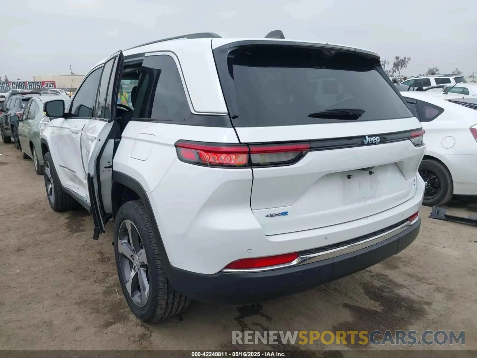 3 Photograph of a damaged car 1C4RJYB67N8761928 JEEP GRAND CHEROKEE 4XE 2022