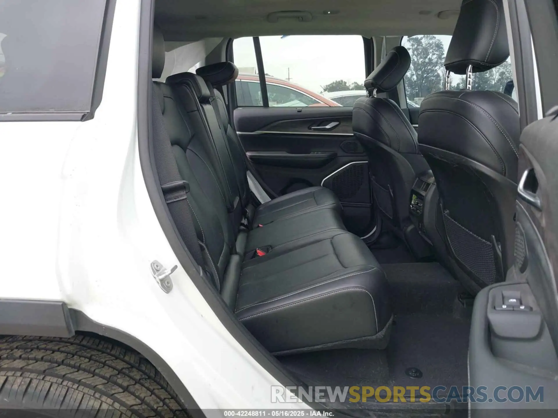 8 Photograph of a damaged car 1C4RJYB67N8761928 JEEP GRAND CHEROKEE 4XE 2022