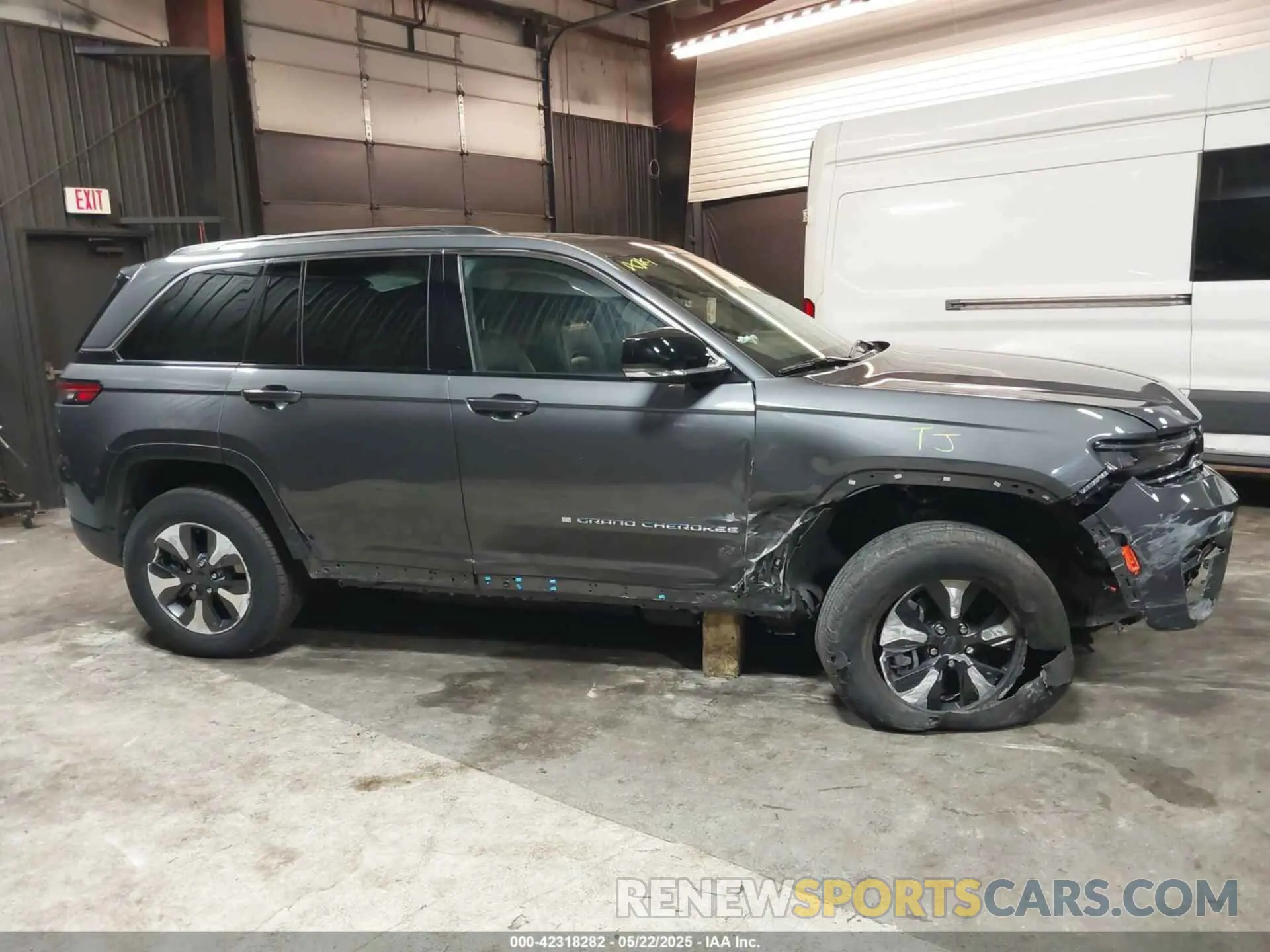 13 Photograph of a damaged car 1C4RJYB69N8715159 JEEP GRAND CHEROKEE 4XE 2022