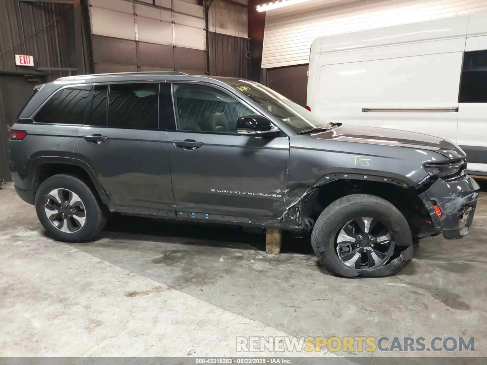 6 Photograph of a damaged car 1C4RJYB69N8715159 JEEP GRAND CHEROKEE 4XE 2022