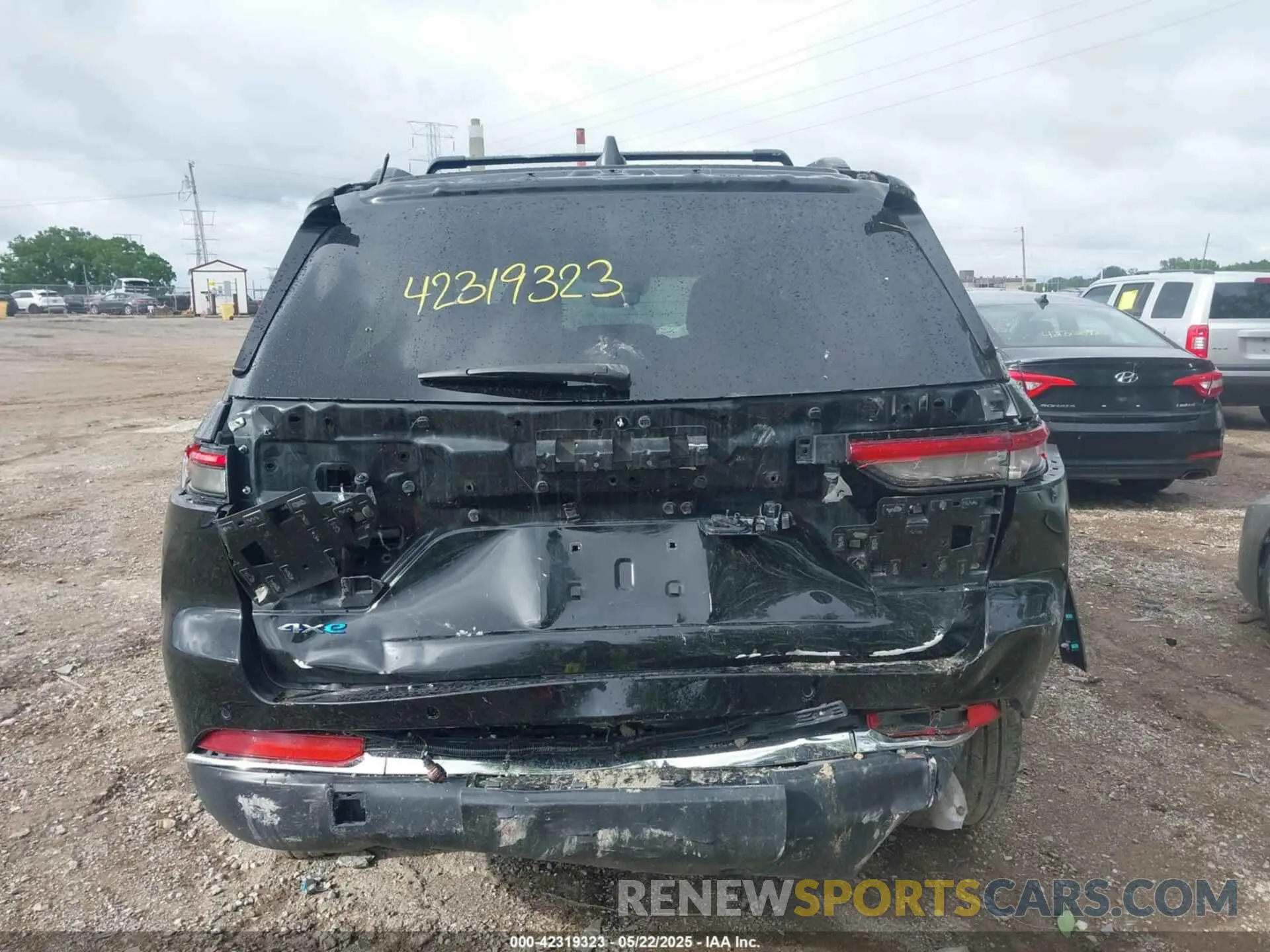 17 Photograph of a damaged car 1C4RJYB69N8715243 JEEP GRAND CHEROKEE 4XE 2022
