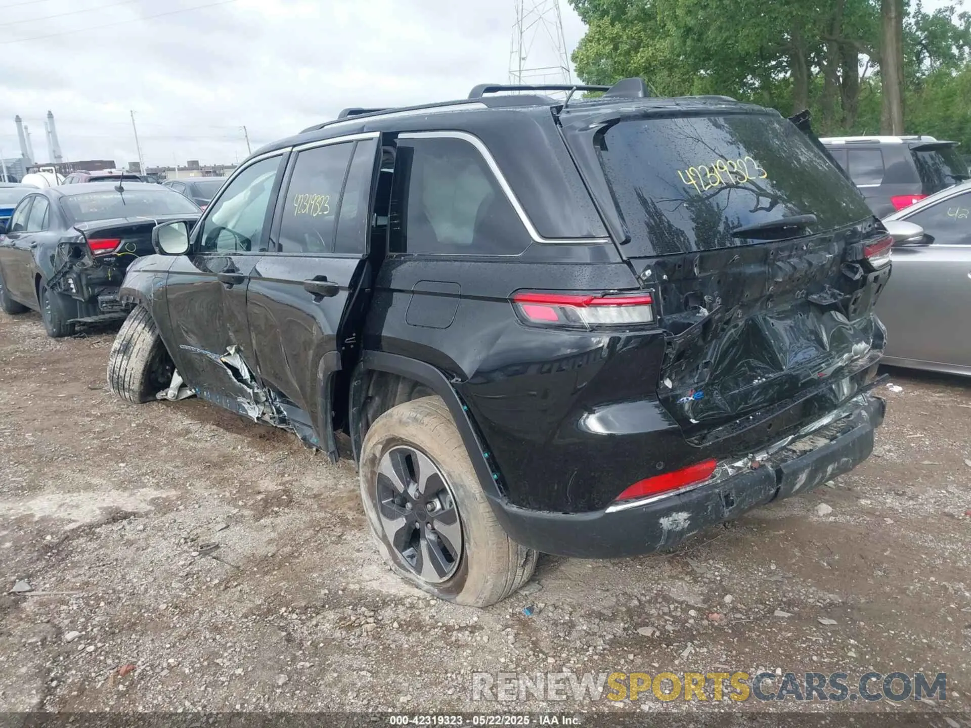 3 Photograph of a damaged car 1C4RJYB69N8715243 JEEP GRAND CHEROKEE 4XE 2022